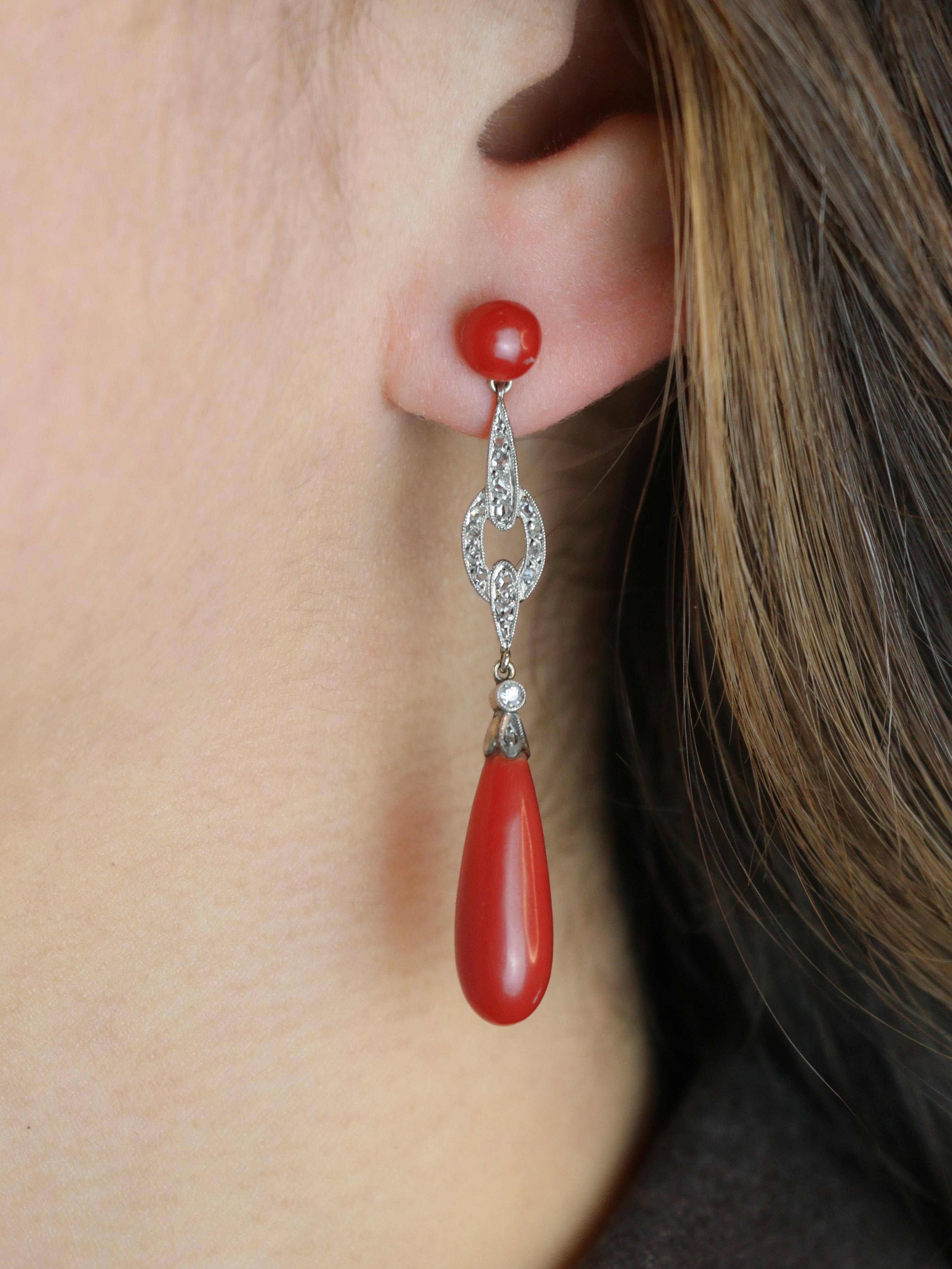 Paire de boucles d'oreilles articulées en or 18k (750‰) serties de diamants taillés en rose, avec une goutte de corail rouge magnifiquement coloré. Poinçon de la tête d'aigle pour l'or 18 carats. Signes de restauration et légère imperfection sur le