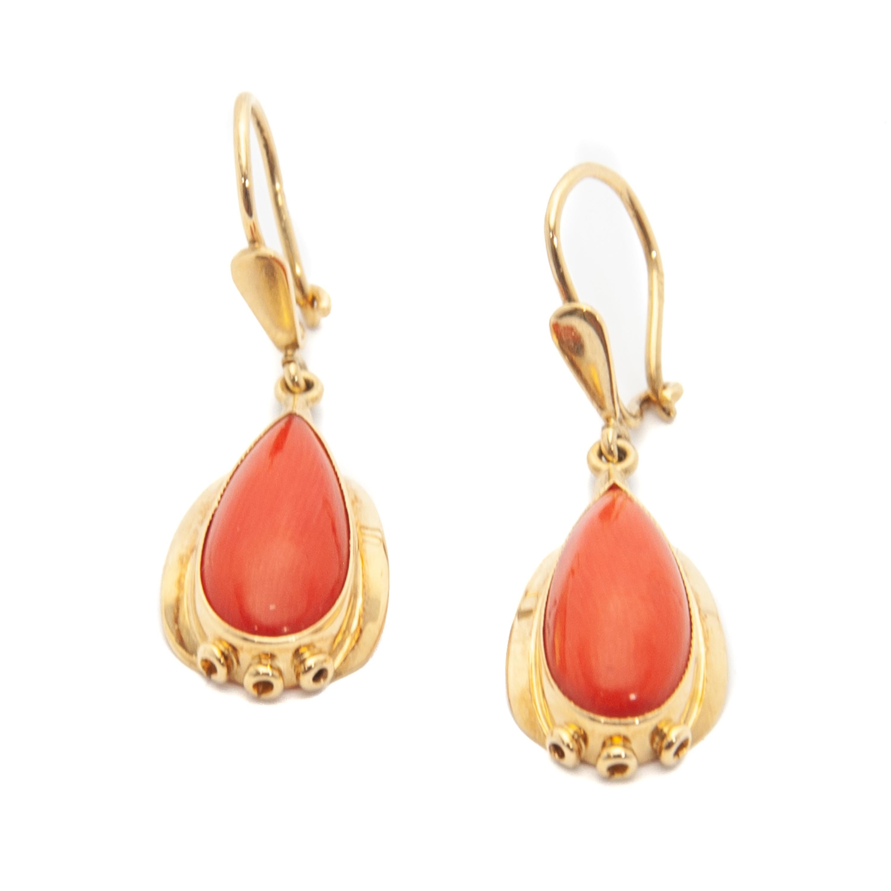 Taille ovale Boucles d'oreilles pendantes en or 14 carats et corail en vente