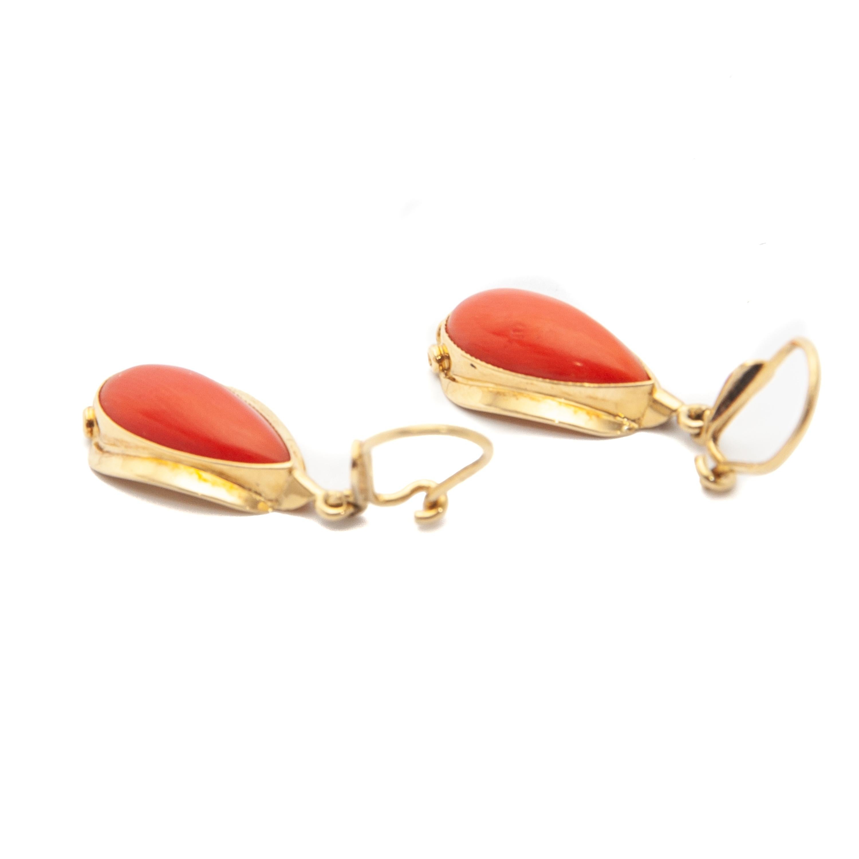 14 Karat Gold Coral Dangle Earrings In Good Condition For Sale In Rotterdam, NL