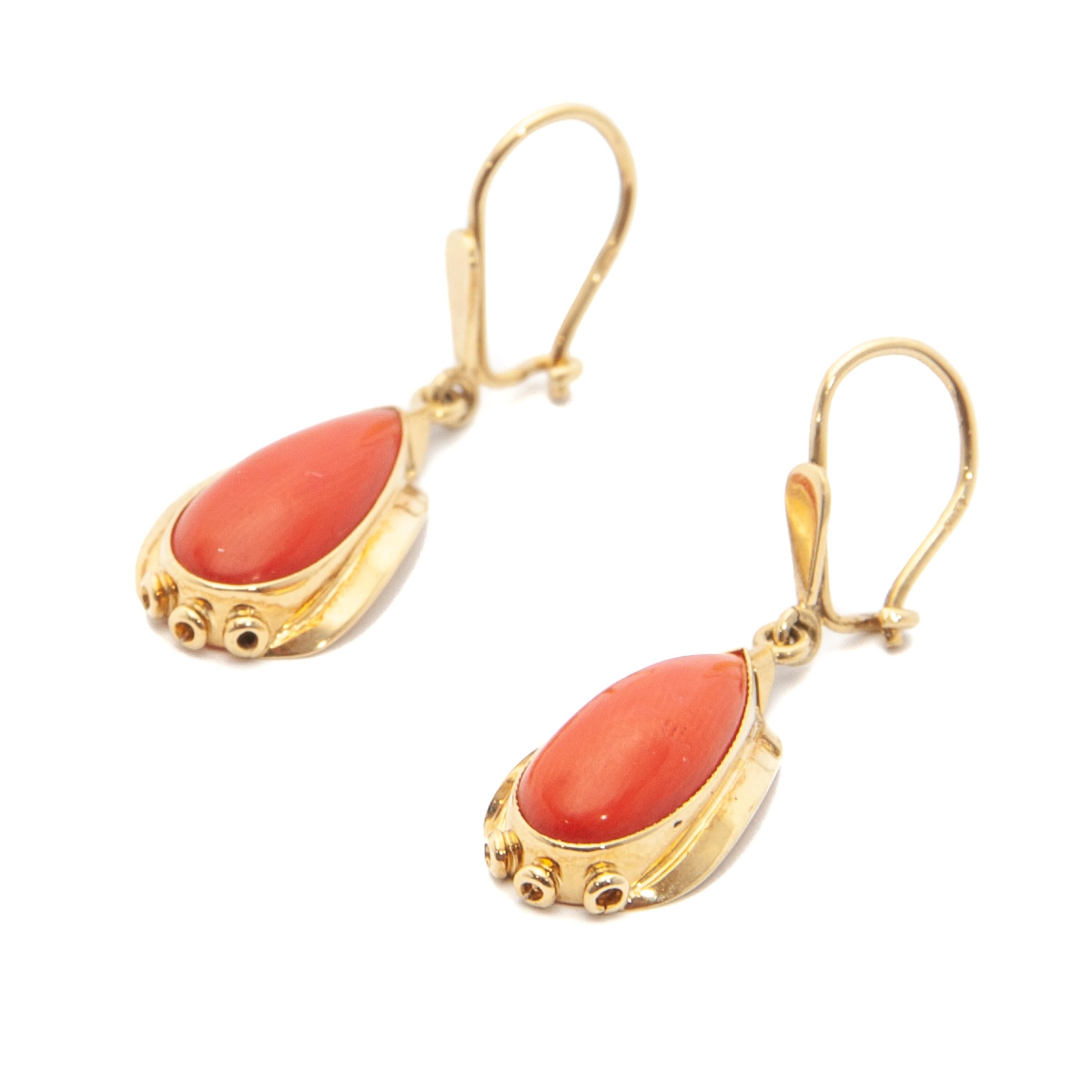 Boucles d'oreilles pendantes en or 14 carats et corail en vente 1