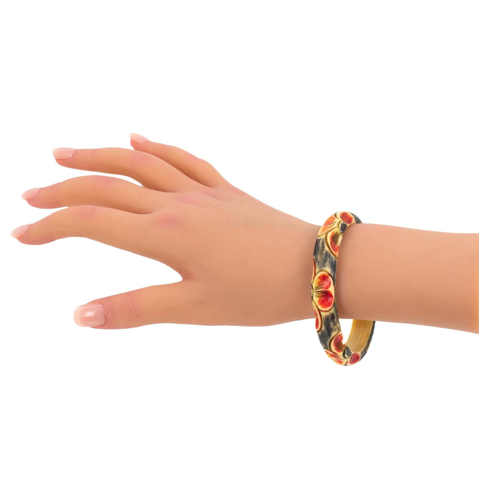 Bracelet jonc en celluloïd sculpté de fleurs de marguerite Excellent état - En vente à Atlanta, GA