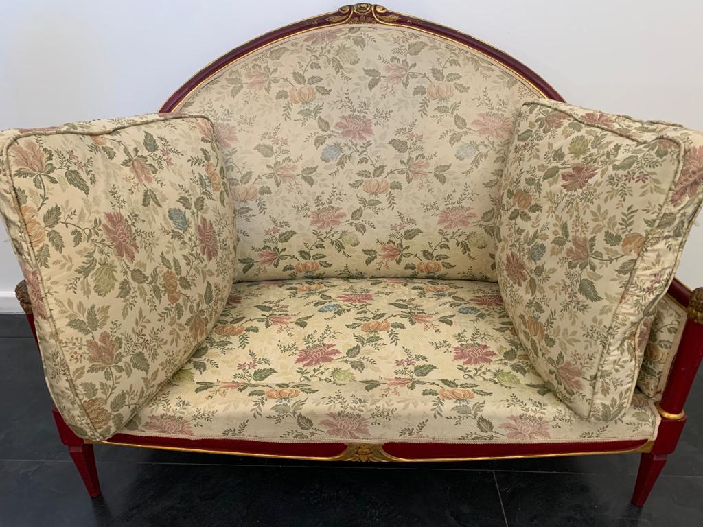 Art Deco red lacquered sofa with carved details, 1930s In Good Condition For Sale In Montelabbate, PU