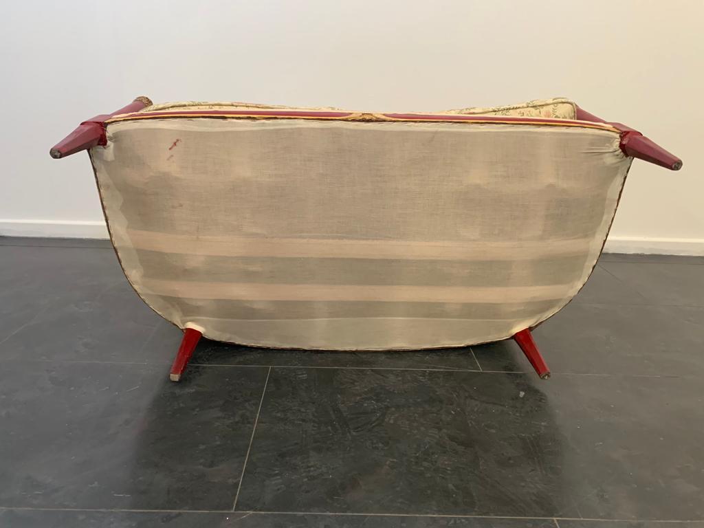 Gold Art Deco red lacquered sofa with carved details, 1930s For Sale