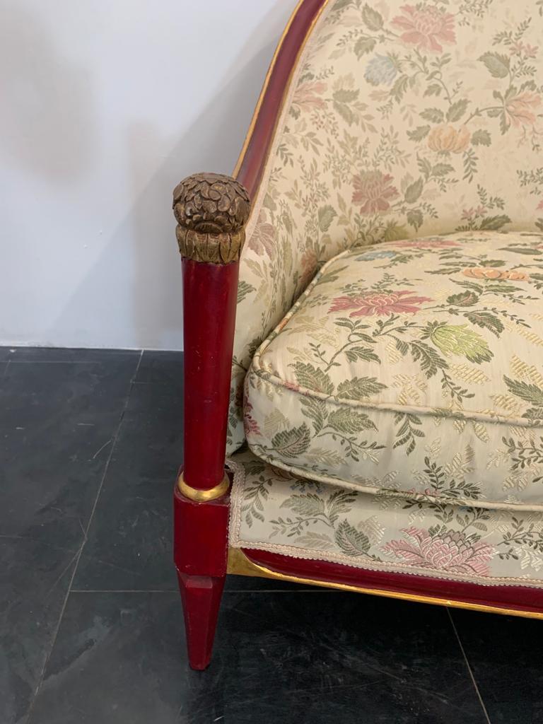 Art Deco red lacquered sofa with carved details, 1930s For Sale 1