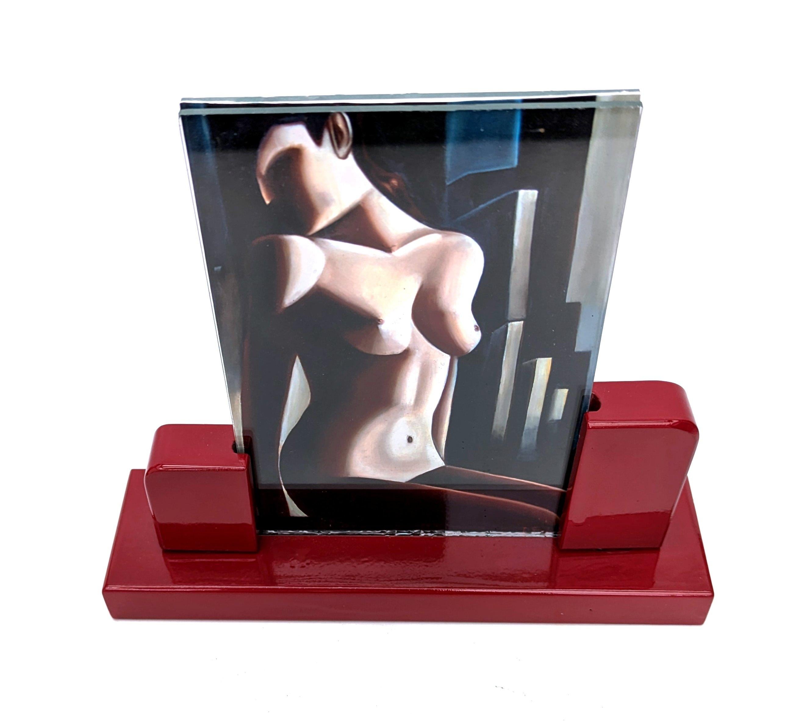 Magnífico portarretratos modernista Art Decó de 1930, con marco escalonado de madera roja muy lacada y cristal. El marco tiene dos piezas de cristal que encajan en el soporte cromado. Puedes mostrar una imagen tanto por delante como por detrás. Base