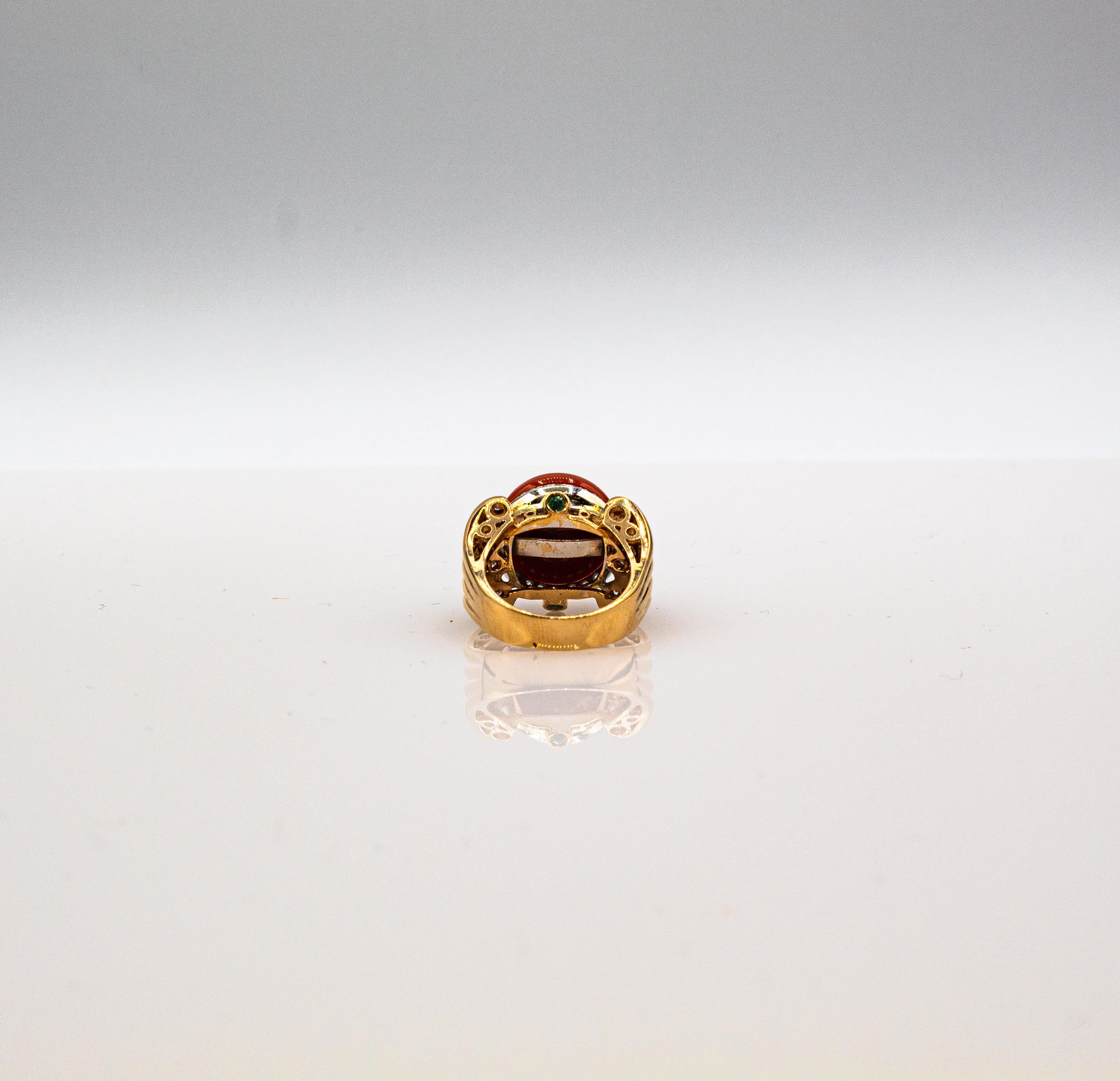 Bague cocktail Art déco en or jaune avec corail rouge méditerranéen et diamants blancs et émeraudes en vente 5
