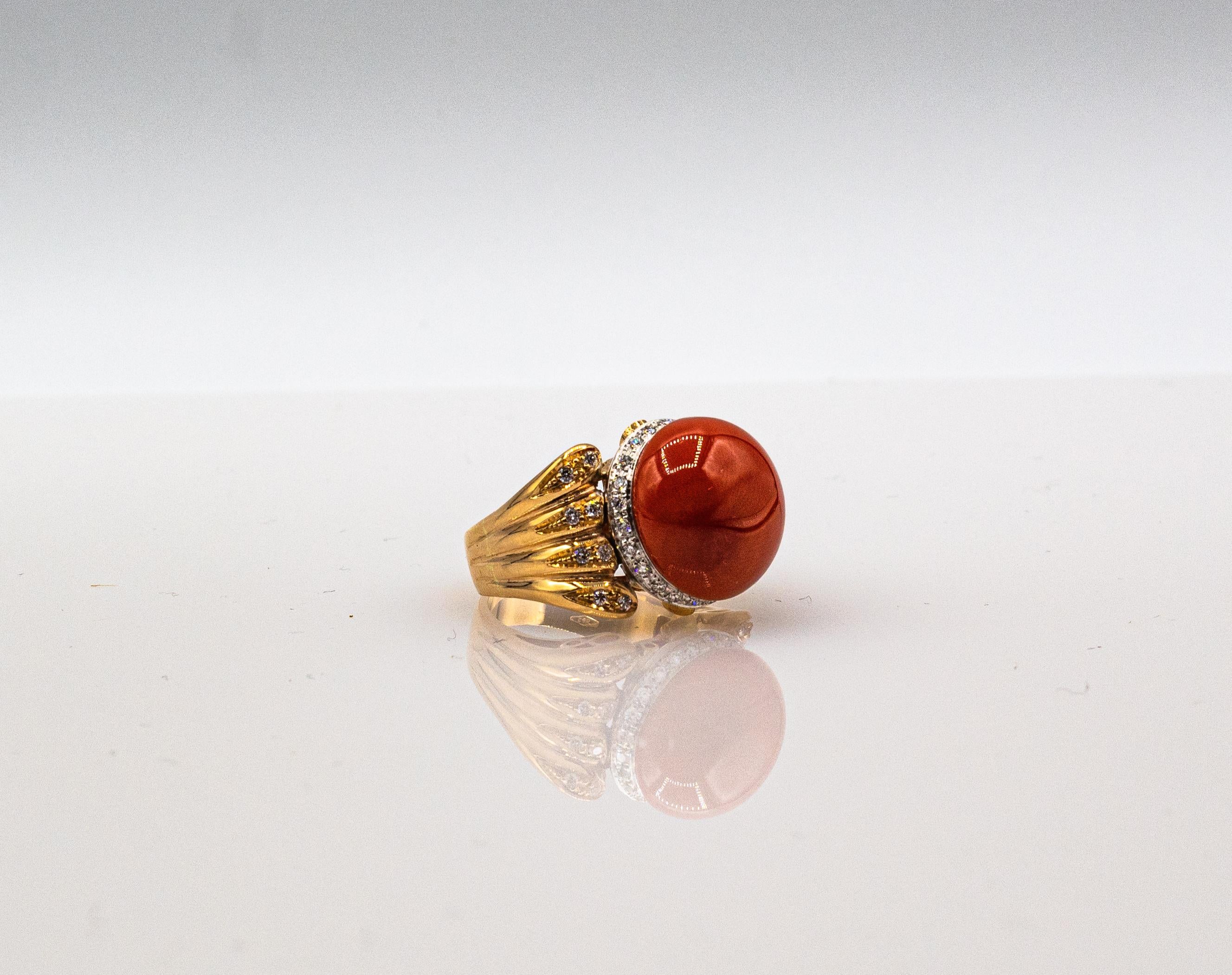 Bague cocktail Art déco en or jaune avec corail rouge méditerranéen et diamants blancs et émeraudes en vente 6