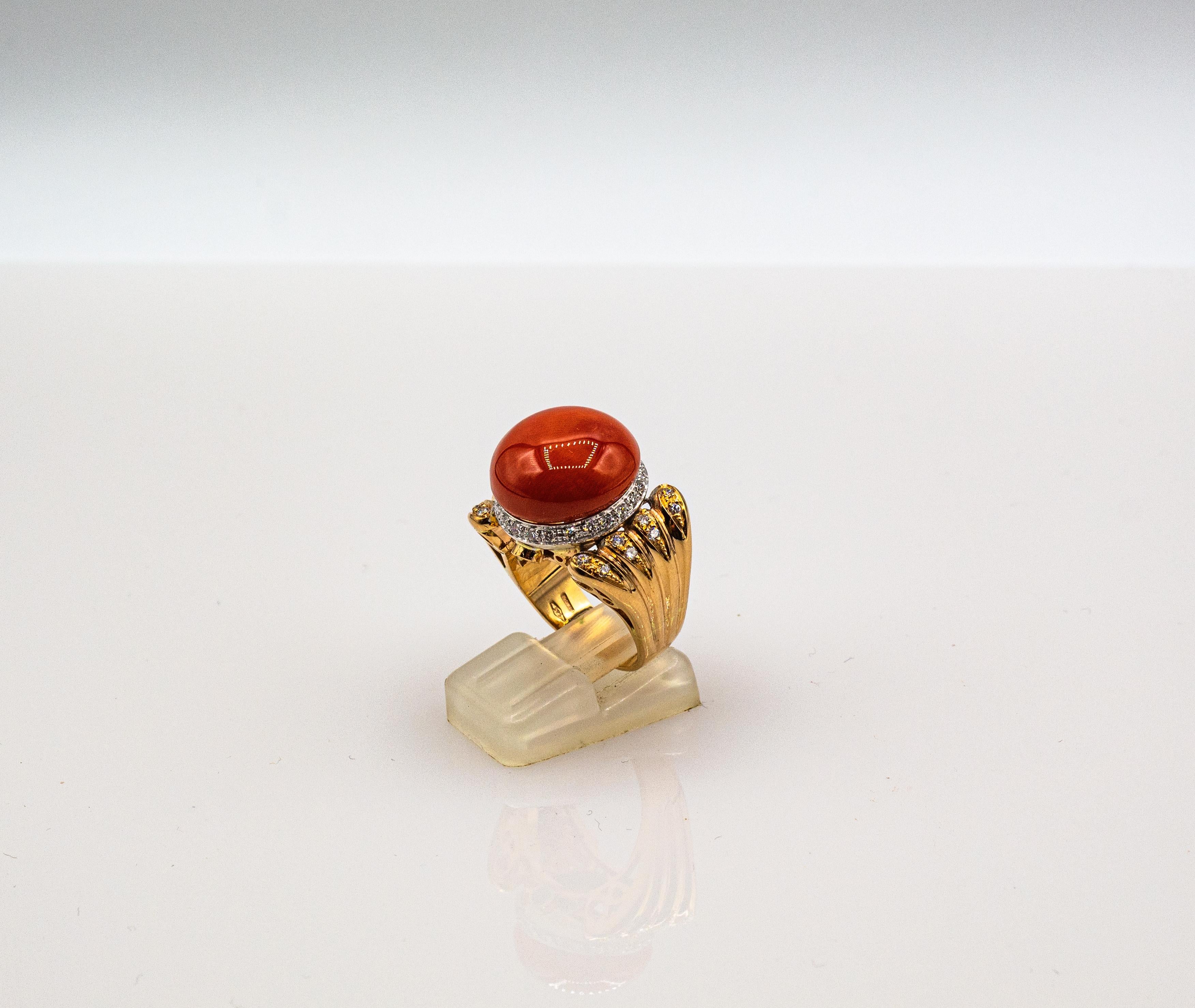 Bague cocktail Art déco en or jaune avec corail rouge méditerranéen et diamants blancs et émeraudes en vente 7
