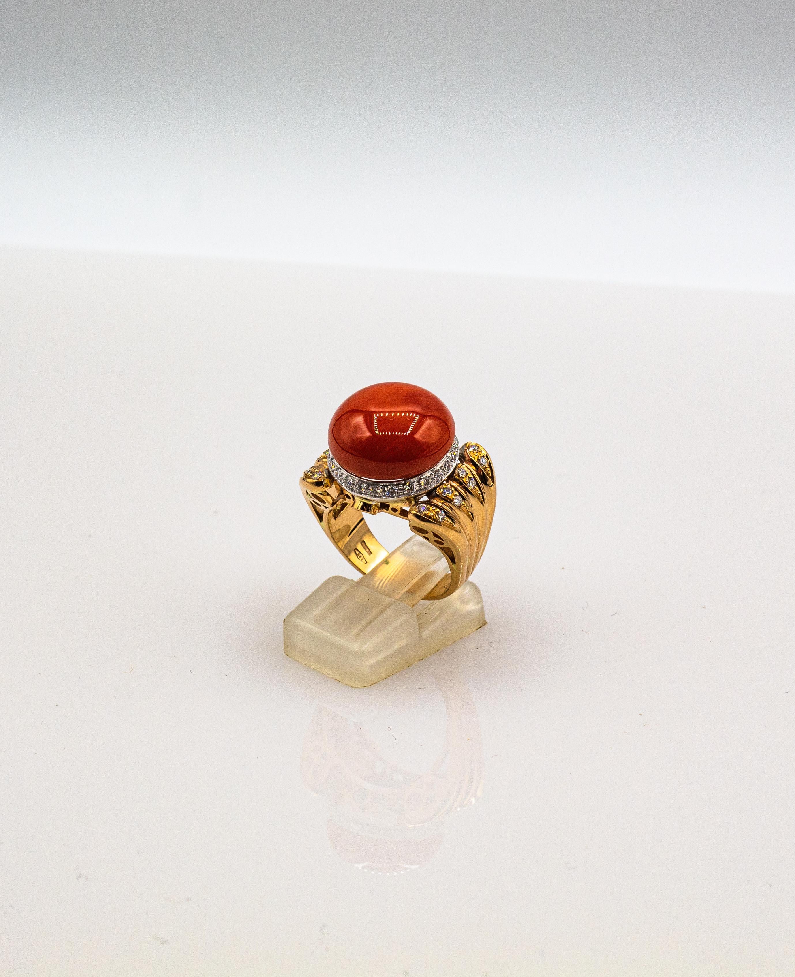 Bague cocktail Art déco en or jaune avec corail rouge méditerranéen et diamants blancs et émeraudes en vente 8