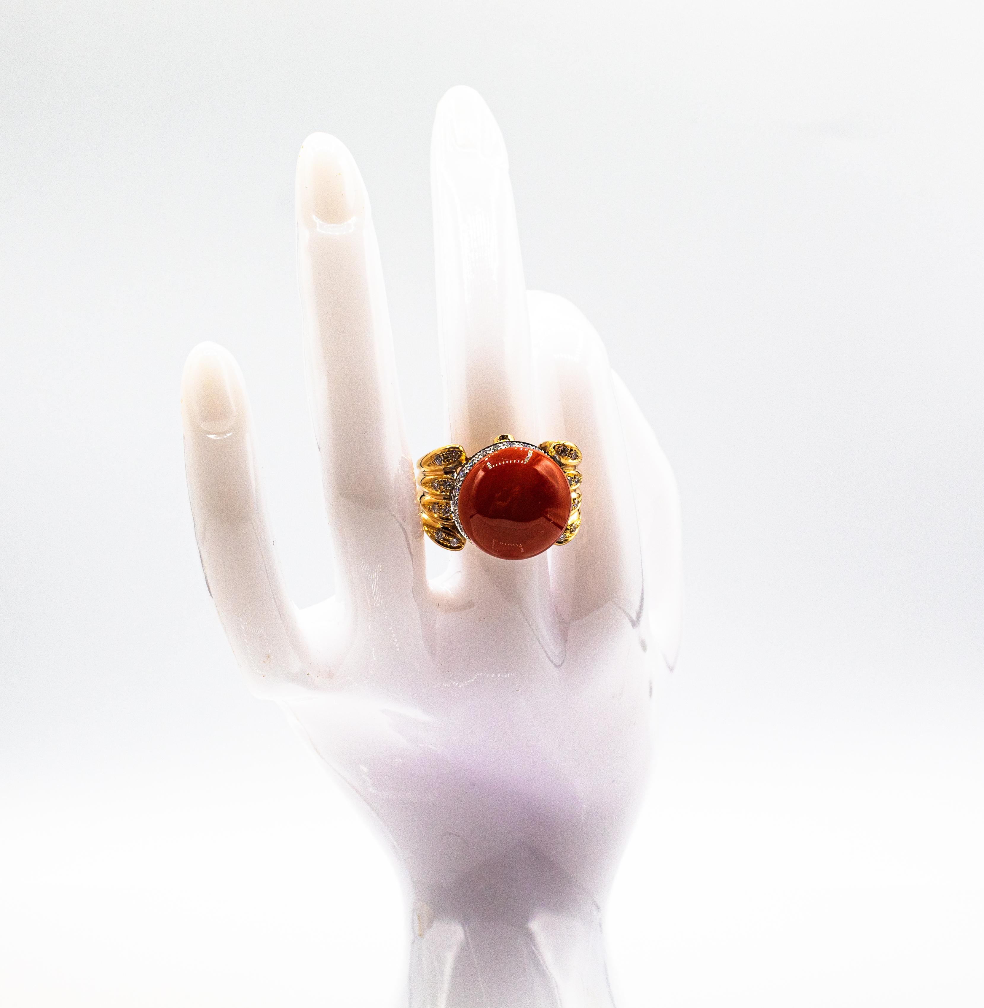 Bague cocktail Art déco en or jaune avec corail rouge méditerranéen et diamants blancs et émeraudes en vente 10
