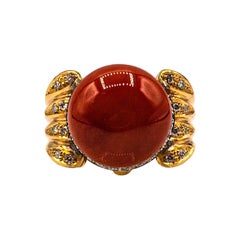 Anello da cocktail in oro giallo Art Deco con corallo rosso mediterraneo e diamante bianco smeraldo