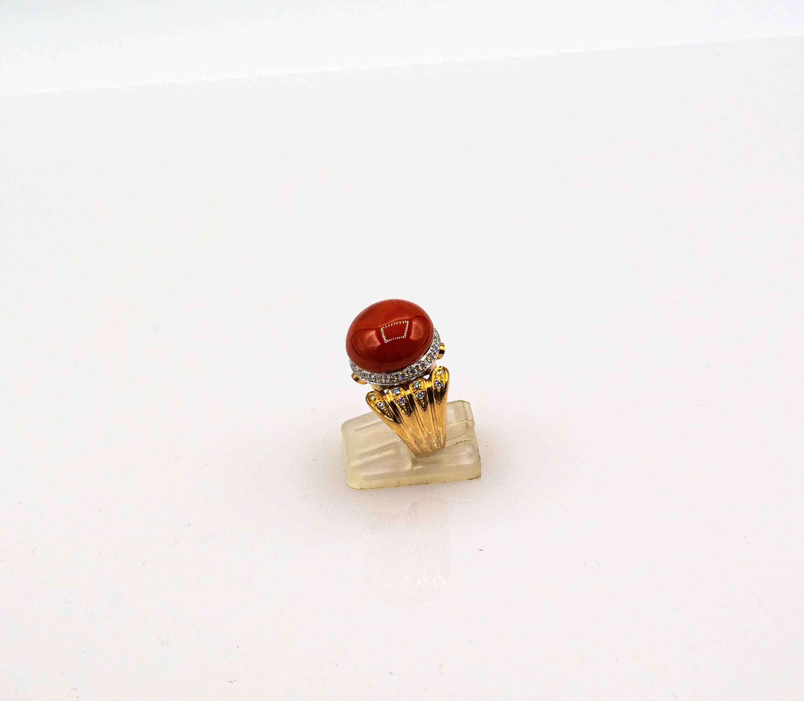 Taille brillant Bague cocktail Art déco en or jaune avec corail rouge méditerranéen et diamants blancs et émeraudes en vente