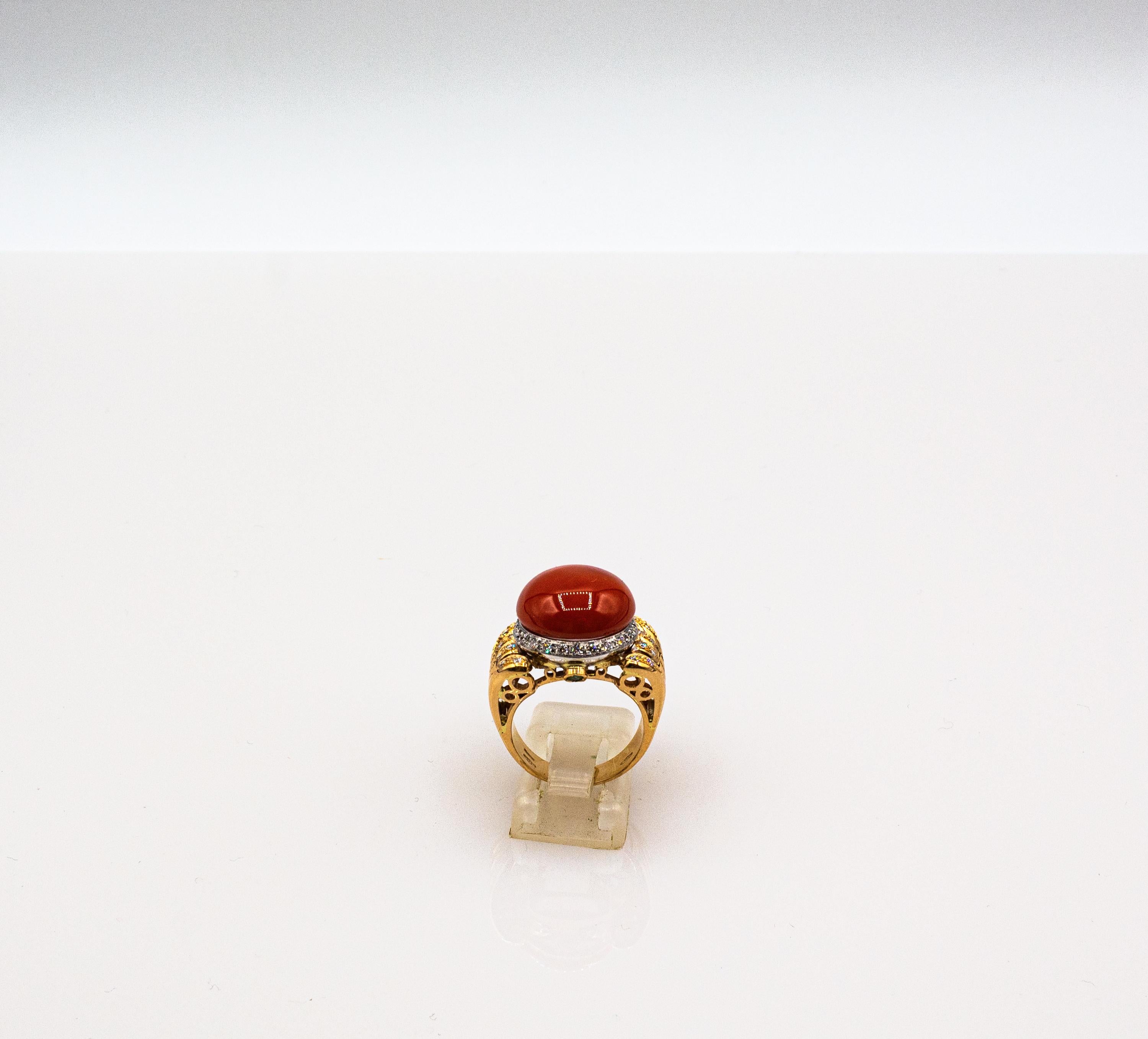 Bague cocktail Art déco en or jaune avec corail rouge méditerranéen et diamants blancs et émeraudes Neuf - En vente à Naples, IT