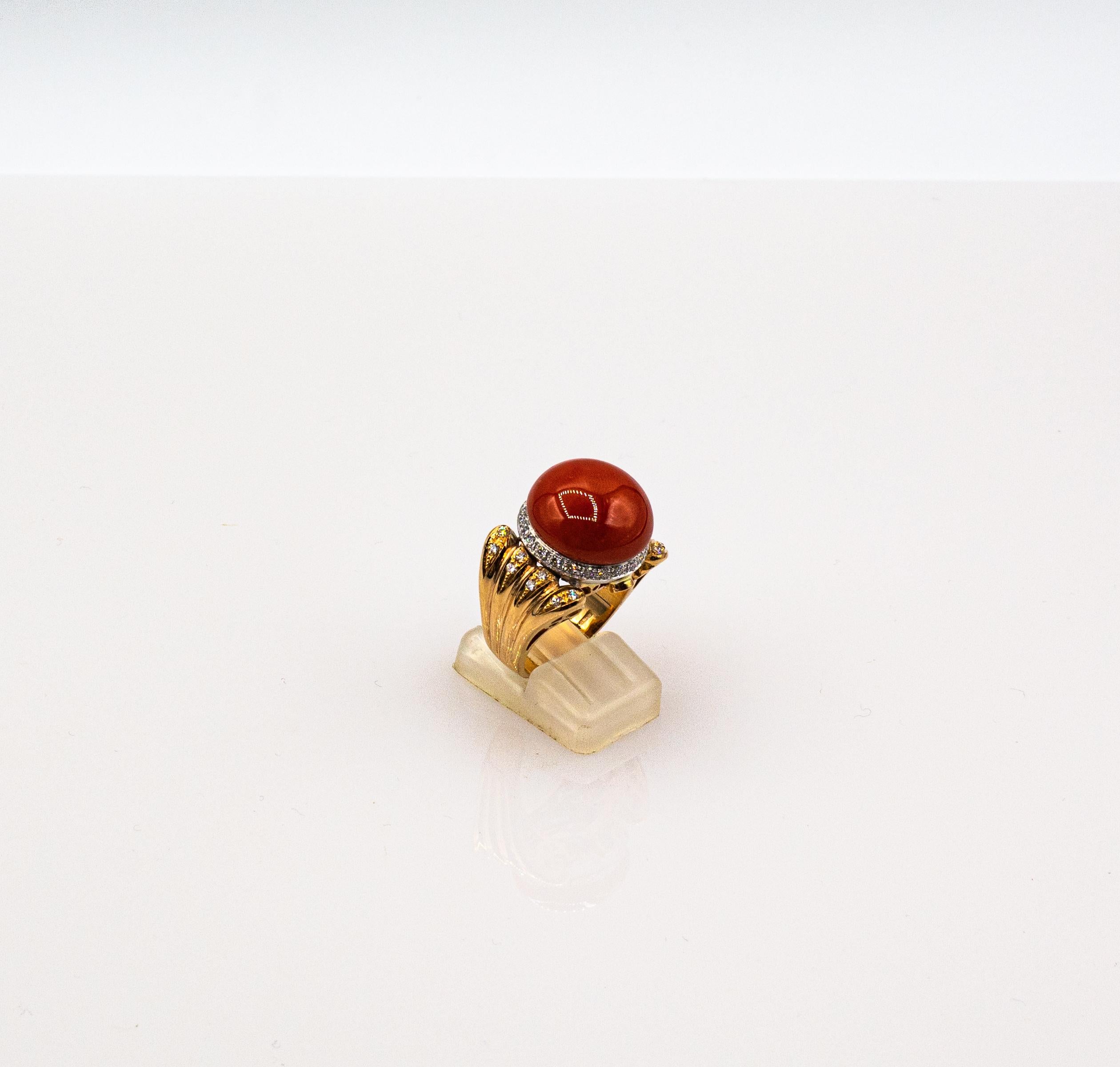 Bague cocktail Art déco en or jaune avec corail rouge méditerranéen et diamants blancs et émeraudes Unisexe en vente
