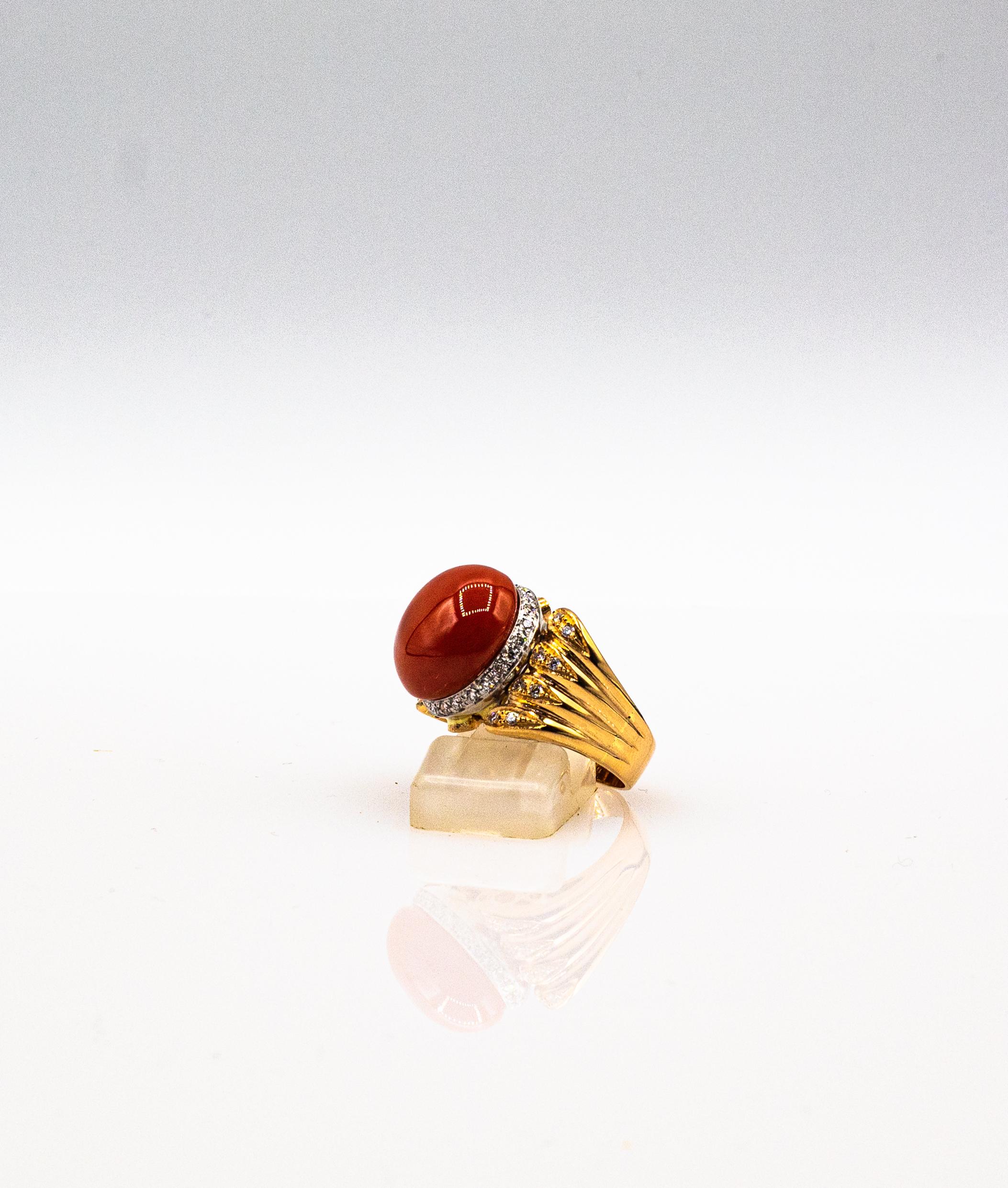 Bague cocktail Art déco en or jaune avec corail rouge méditerranéen et diamants blancs et émeraudes en vente 2