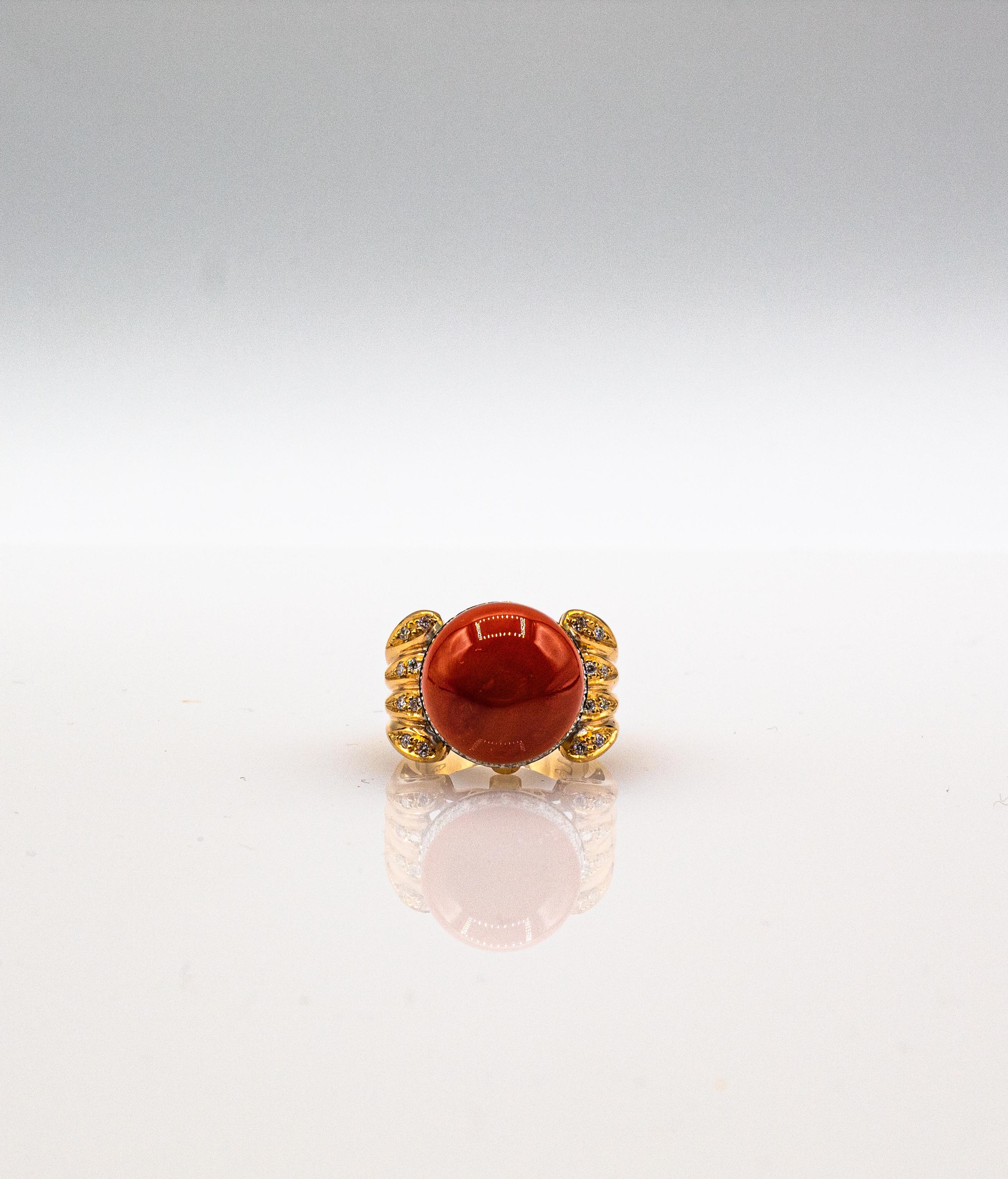 Bague cocktail Art déco en or jaune avec corail rouge méditerranéen et diamants blancs et émeraudes en vente 3