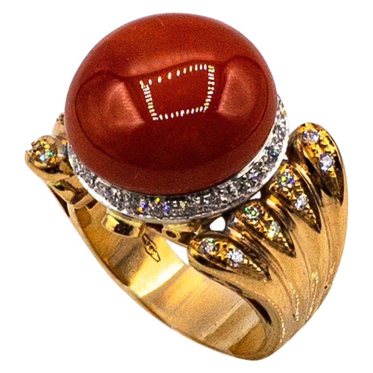 Bague cocktail Art déco en or jaune avec corail rouge méditerranéen et diamants blancs et émeraudes en vente