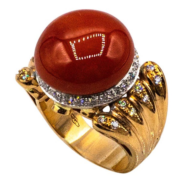 Anello da cocktail in oro giallo Art Deco con corallo rosso mediterraneo e diamante bianco smeraldo