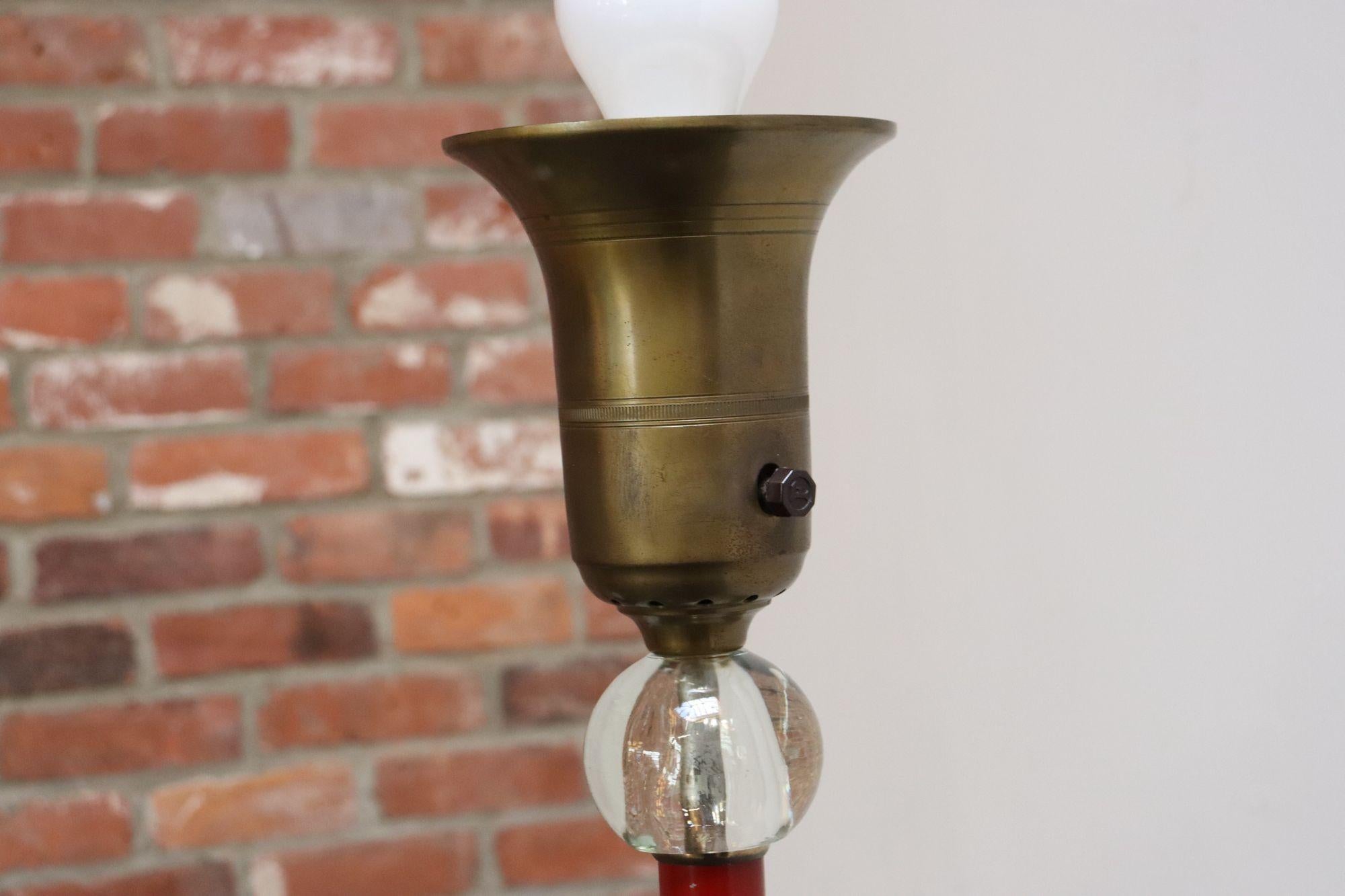 Lampadaire torchère Art Déco en métal peint en rouge, verre et laiton en vente 3