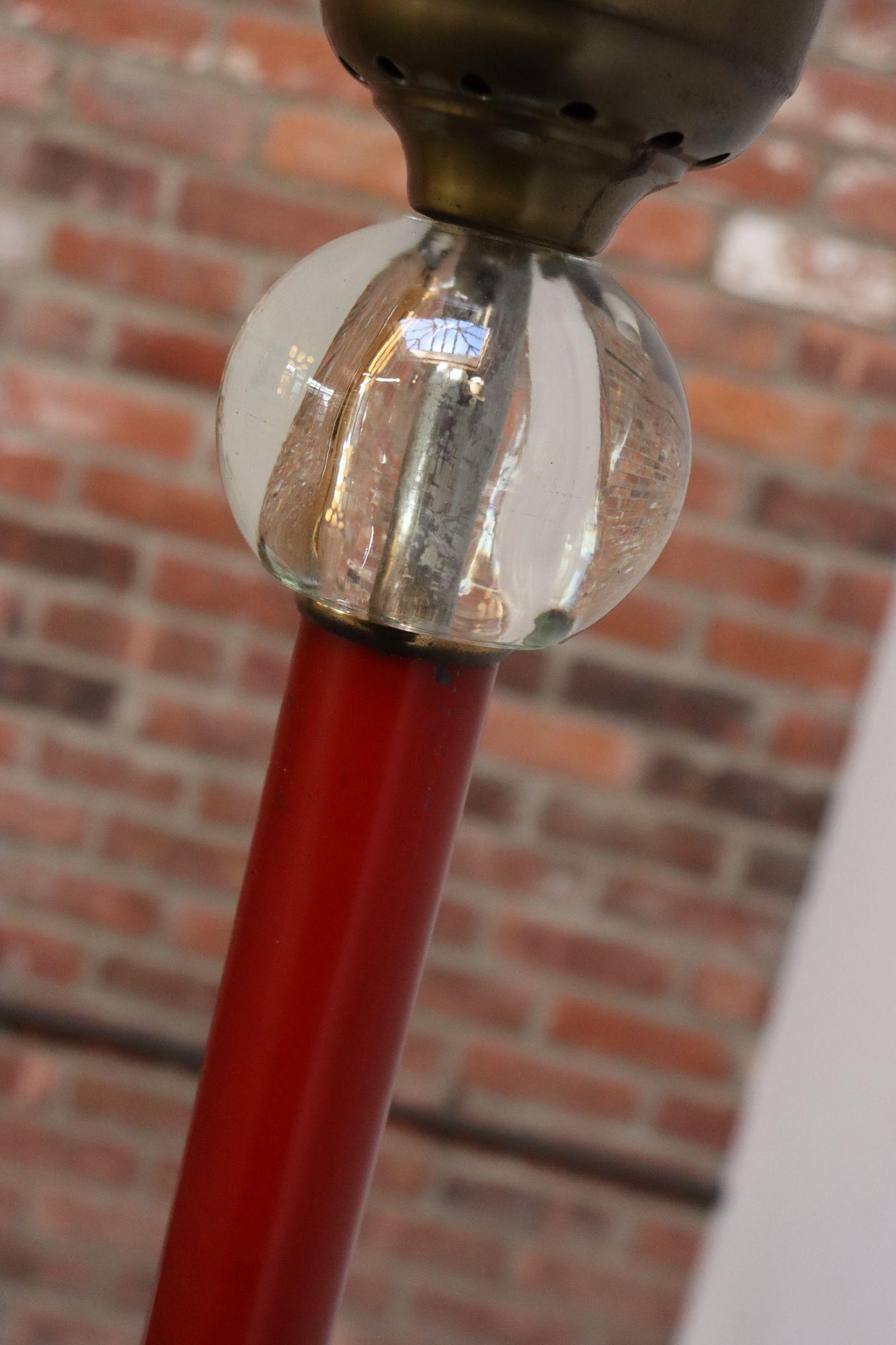 Lampadaire torchère Art Déco en métal peint en rouge, verre et laiton en vente 8