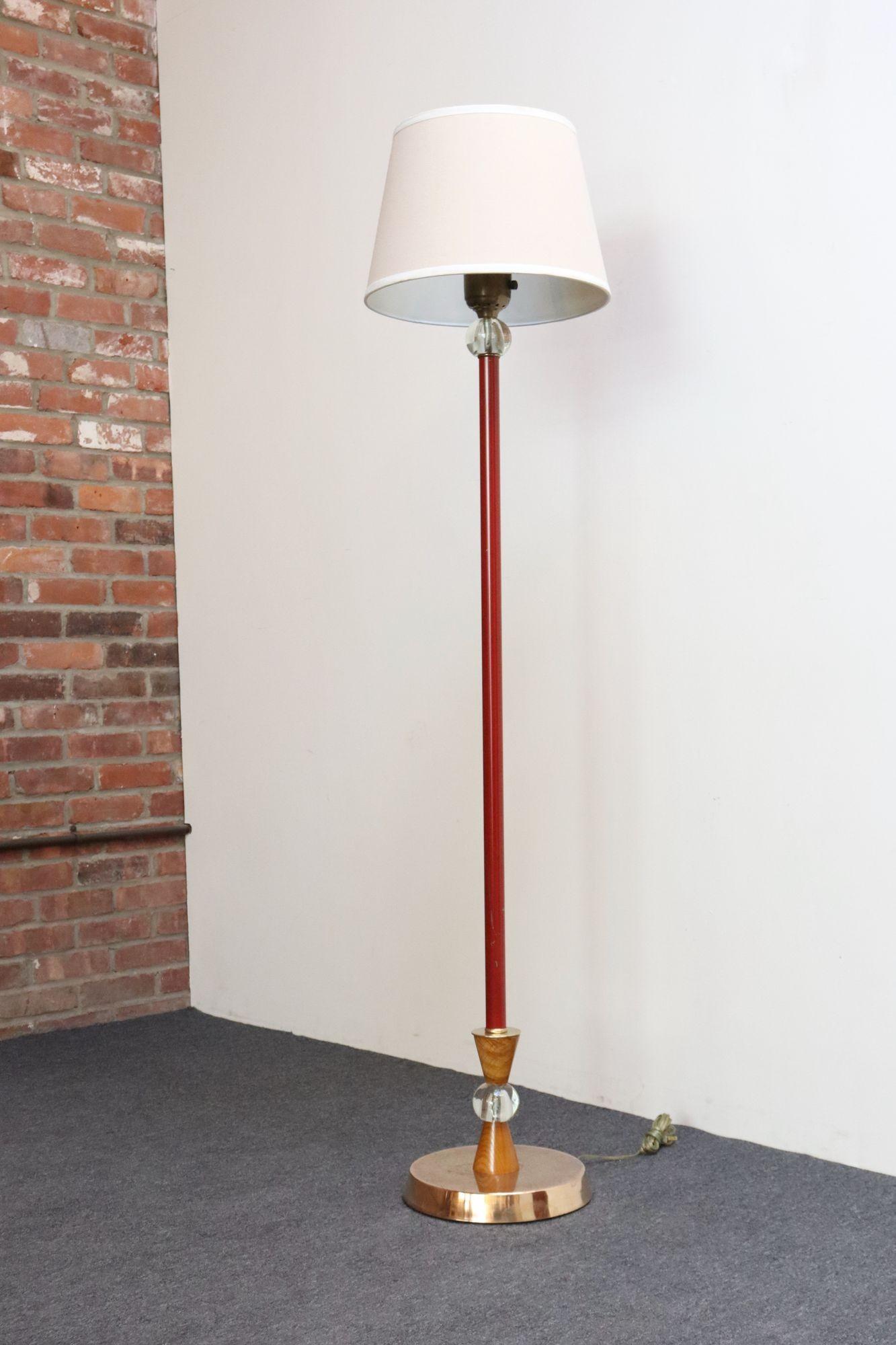 Art déco Lampadaire torchère Art Déco en métal peint en rouge, verre et laiton en vente