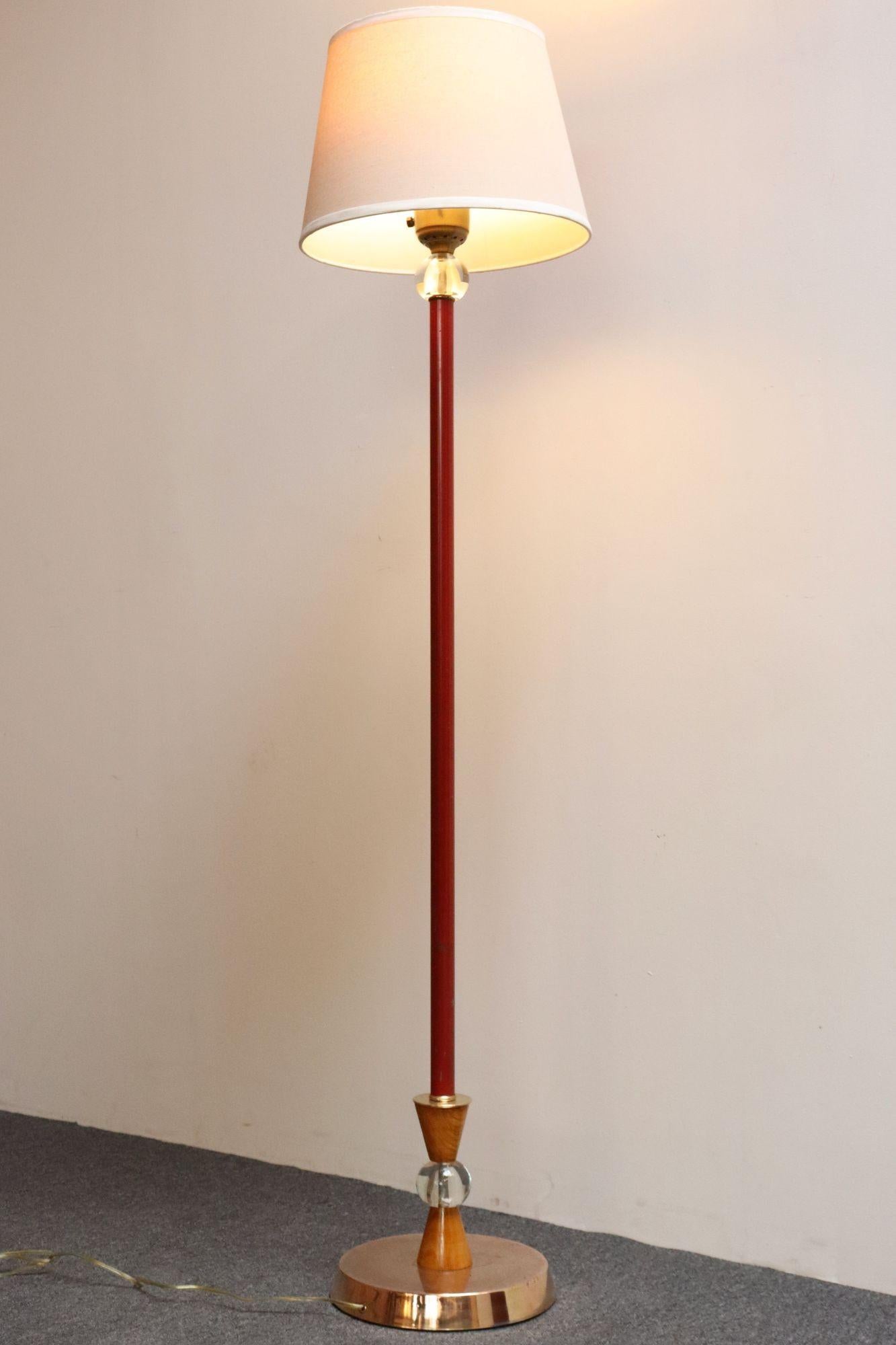 Américain Lampadaire torchère Art Déco en métal peint en rouge, verre et laiton en vente