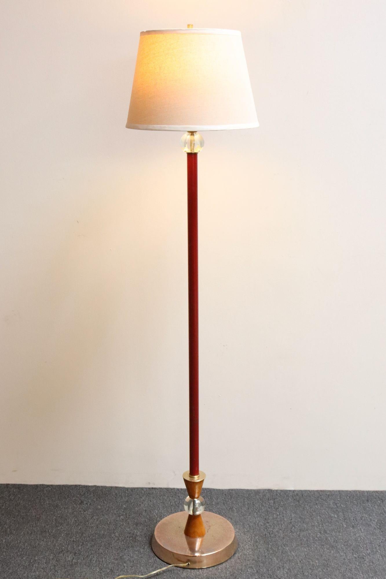 Lampadaire torchère Art Déco en métal peint en rouge, verre et laiton Abîmé - En vente à Brooklyn, NY