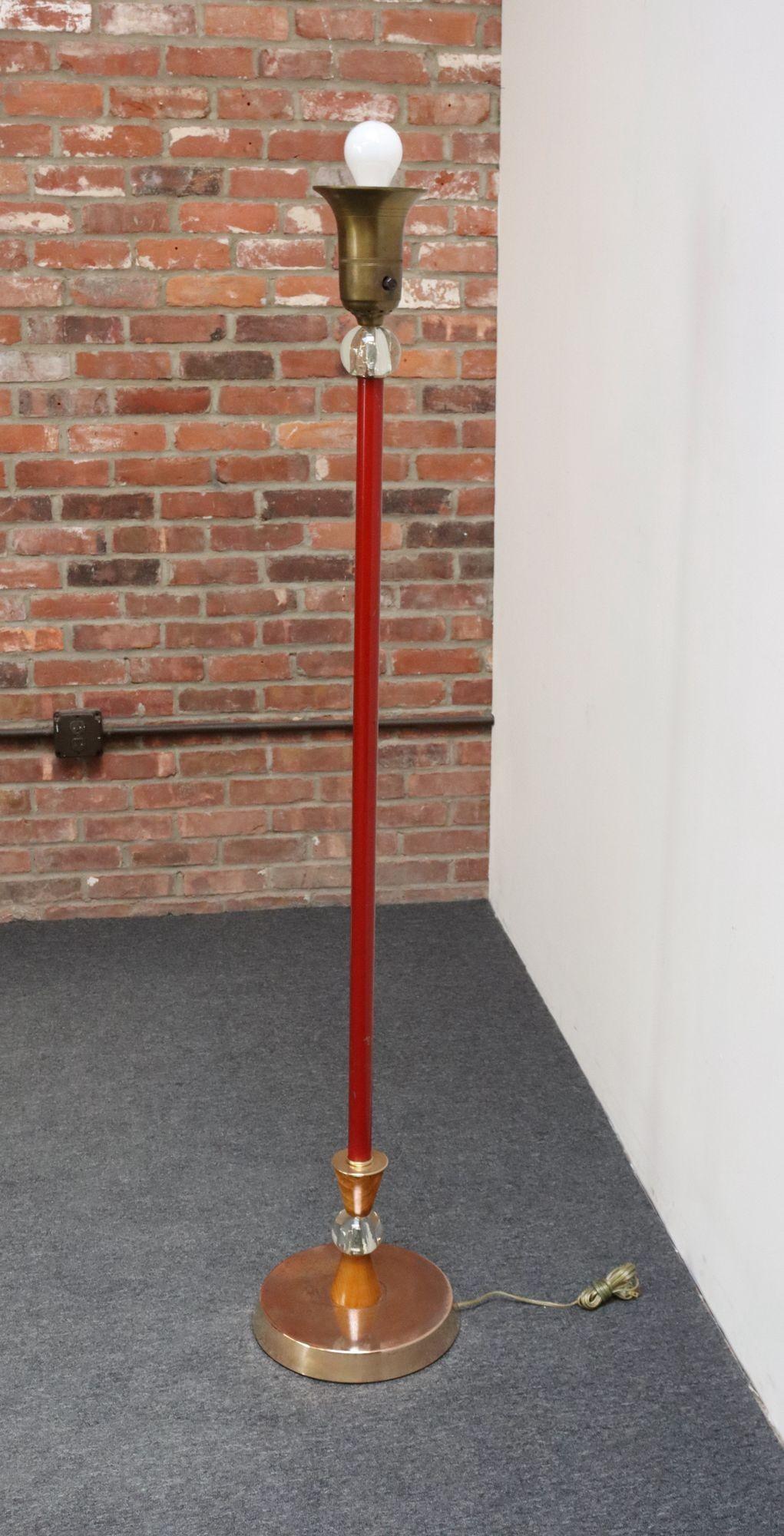Milieu du XXe siècle Lampadaire torchère Art Déco en métal peint en rouge, verre et laiton en vente