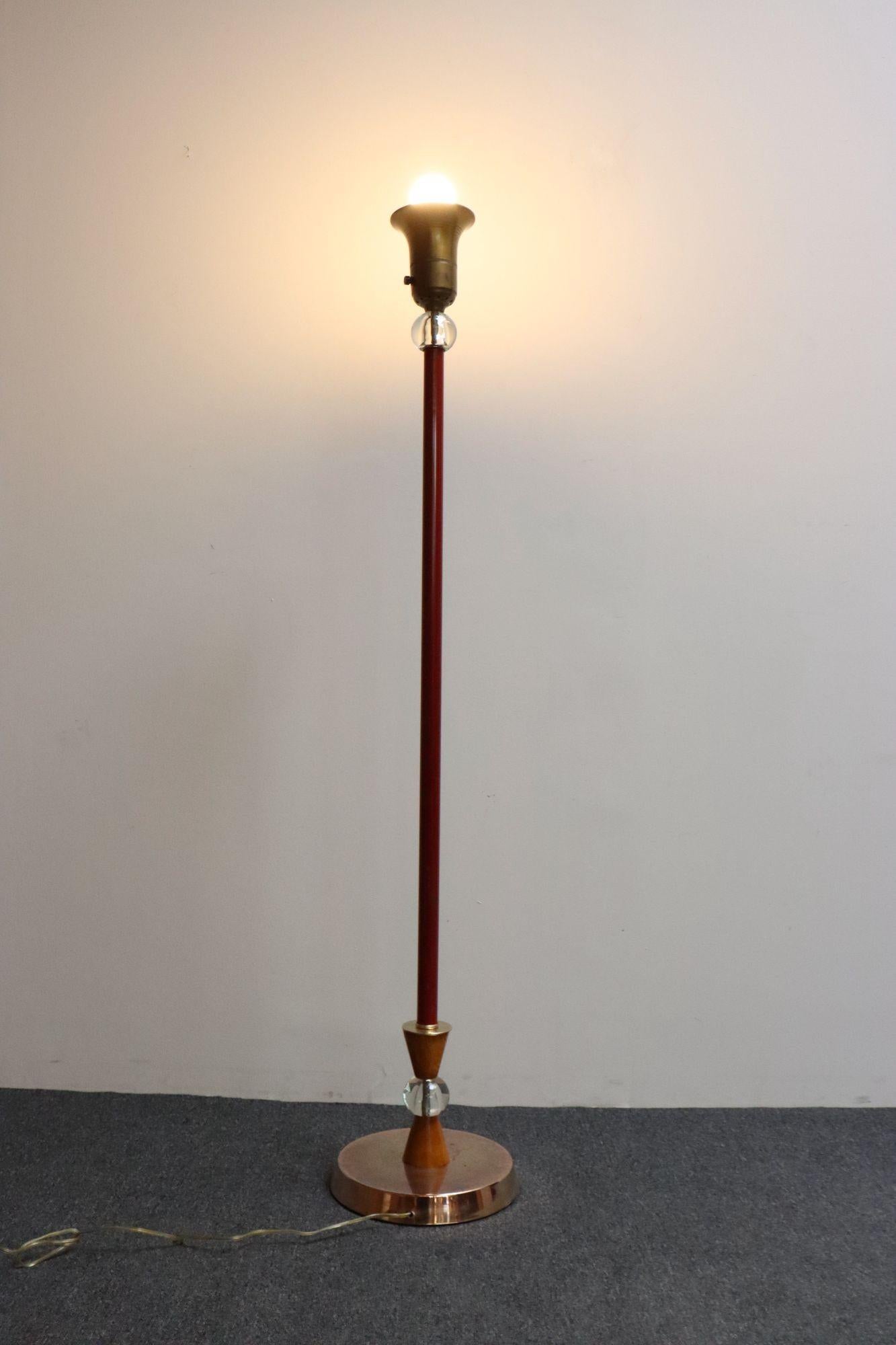 Métal Lampadaire torchère Art Déco en métal peint en rouge, verre et laiton en vente