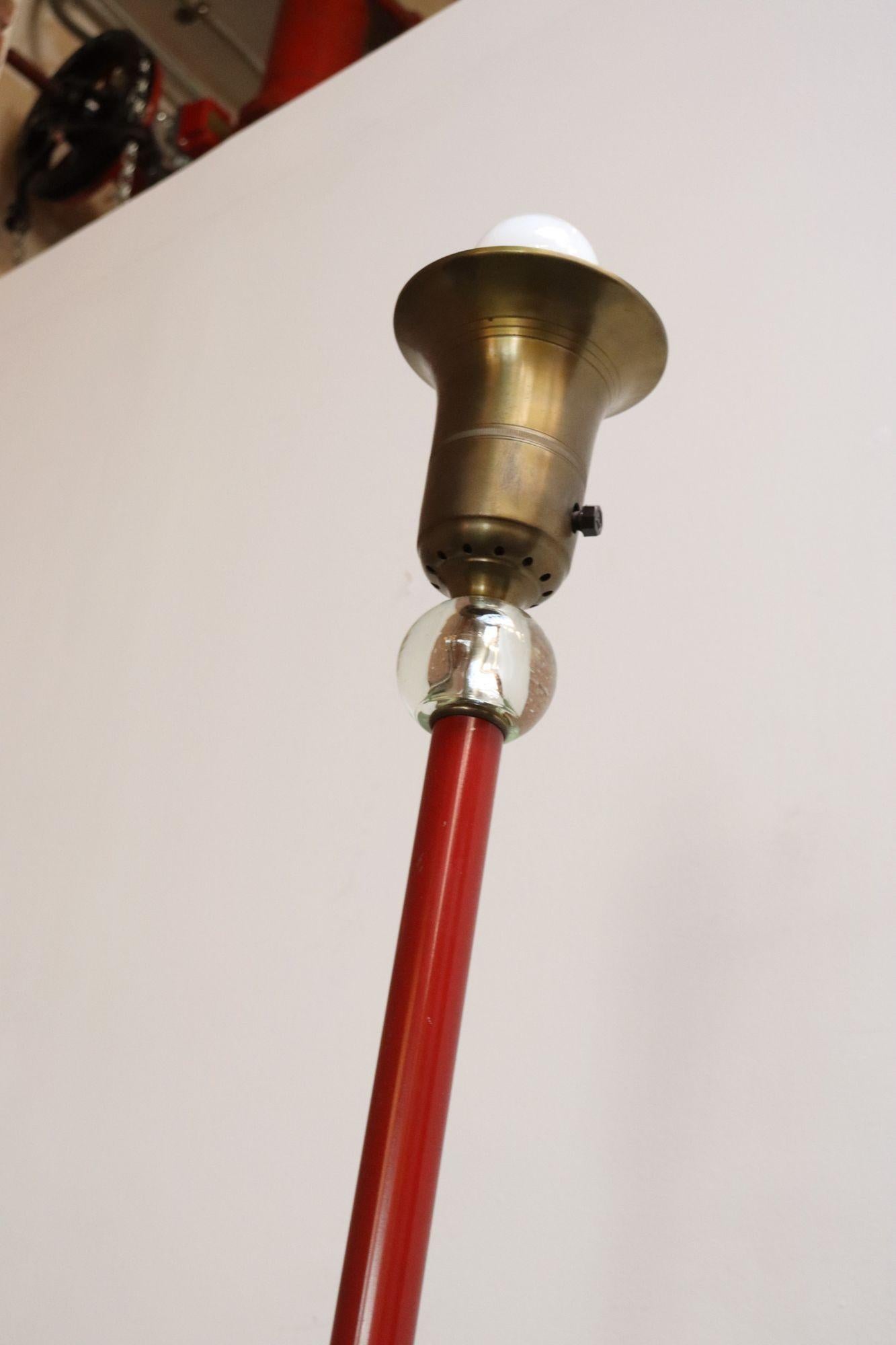 Lampadaire torchère Art Déco en métal peint en rouge, verre et laiton en vente 1
