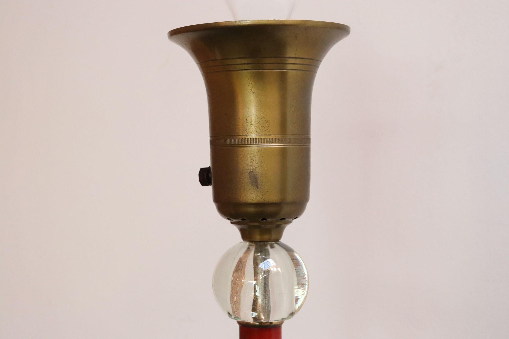 Lampadaire torchère Art Déco en métal peint en rouge, verre et laiton en vente 2