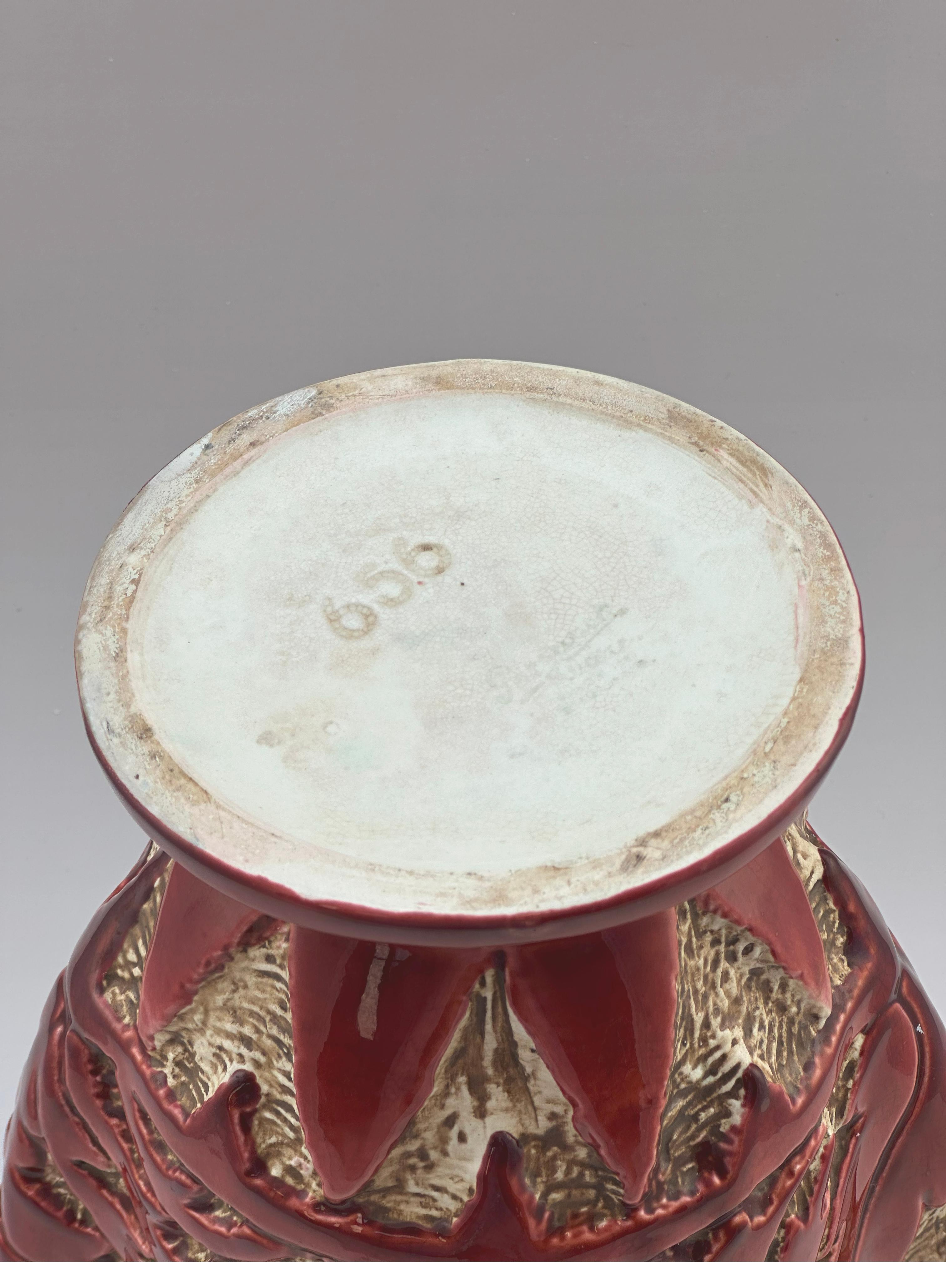 Vase Art déco en céramique rouge en relief, Model No 656, Angleterre, années 1930 en vente 4