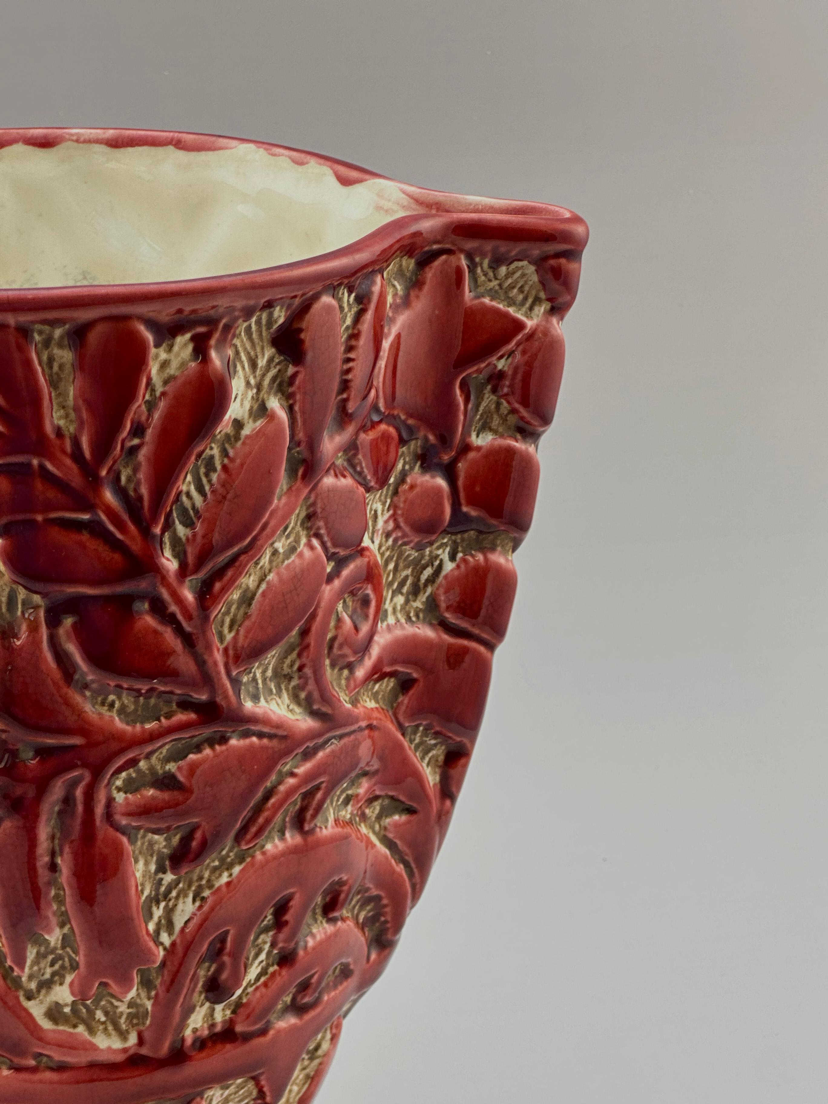 Vase en céramique richement texturé de Beswick, produit en Angleterre dans les années 1930, à l'apogée du mouvement Art déco. Cette pièce sculpturale illustre la maîtrise de la poterie en matière de technique de haut-relief et de travail de glaçure