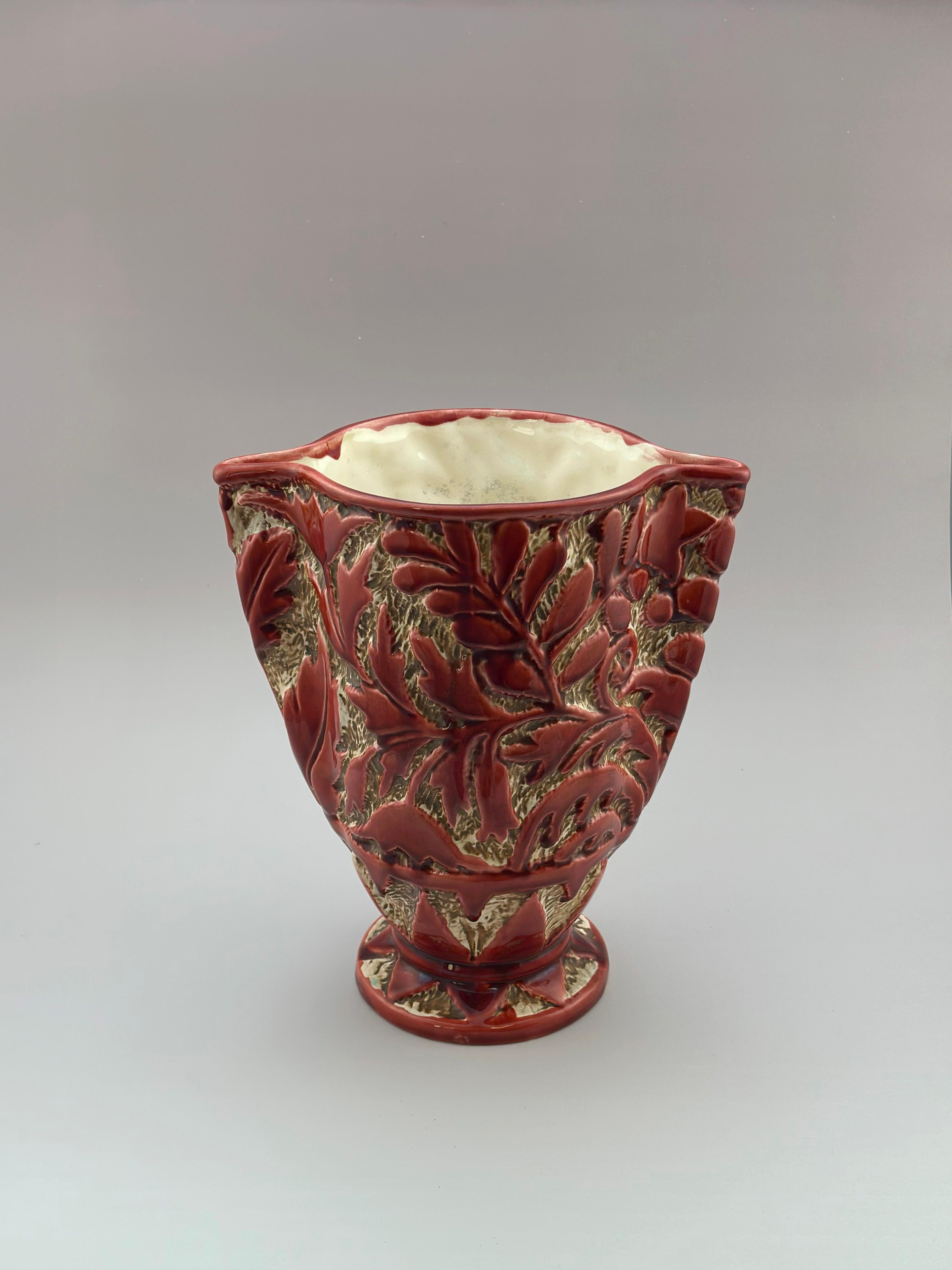 Britannique Vase Art déco en céramique rouge en relief, Model No 656, Angleterre, années 1930 en vente