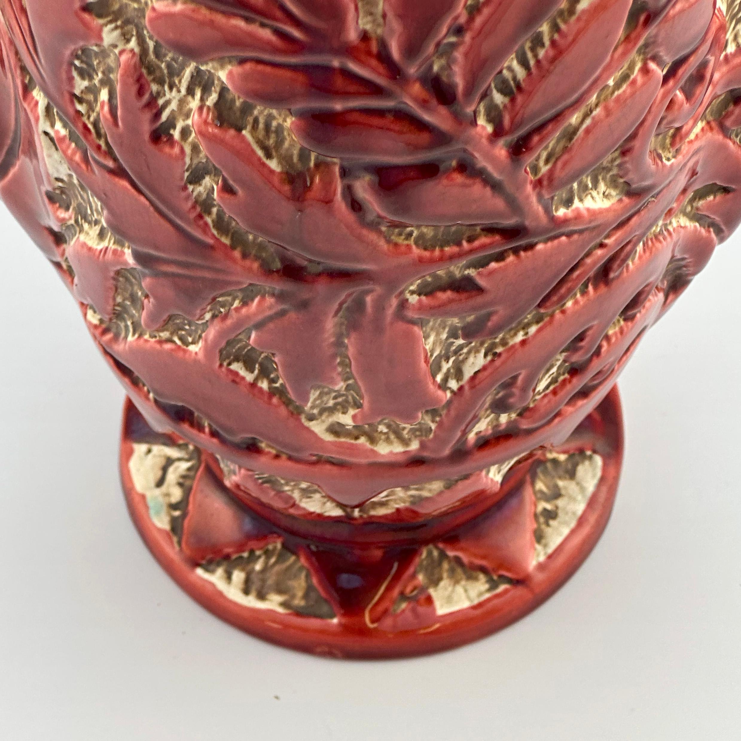 Vernissé Vase Art déco en céramique rouge en relief, Model No 656, Angleterre, années 1930 en vente