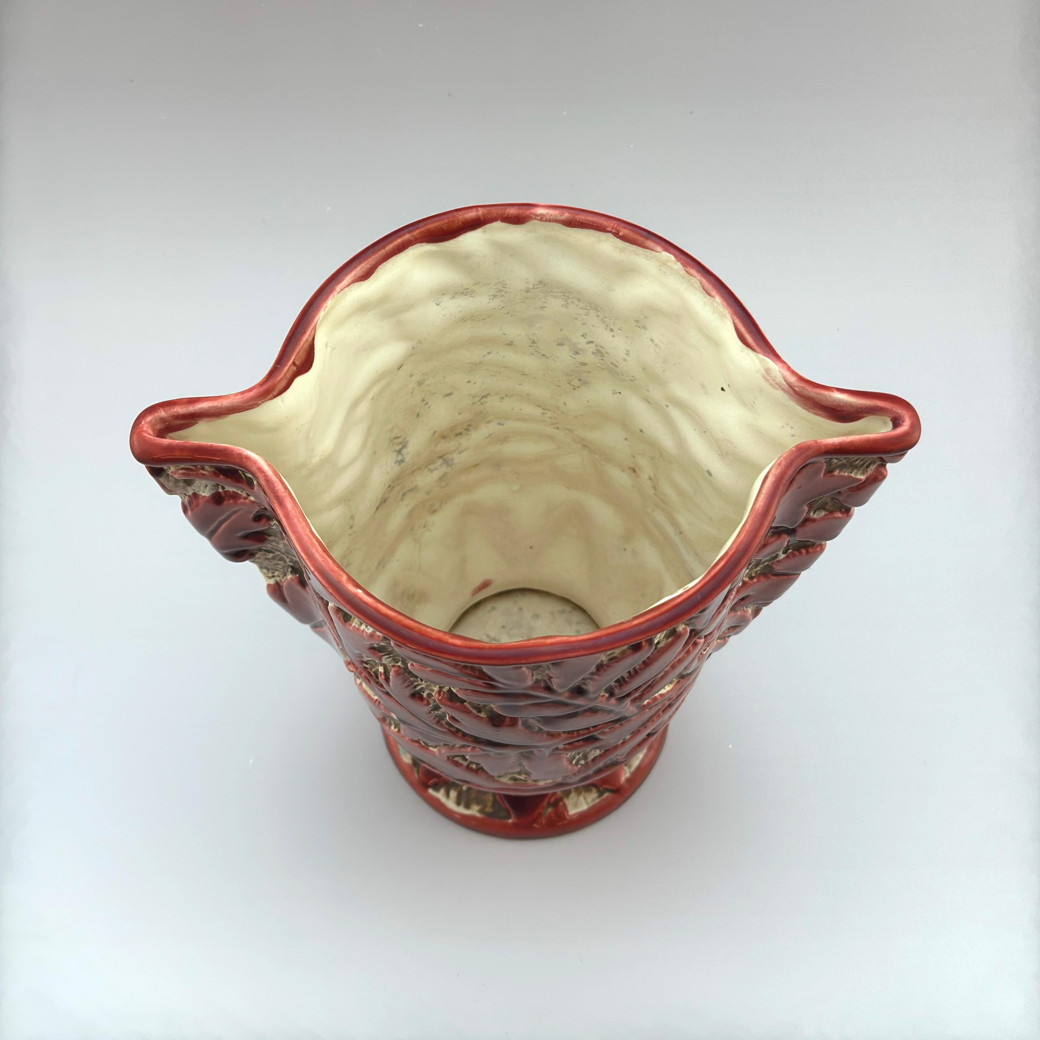 Vase Art déco en céramique rouge en relief, Model No 656, Angleterre, années 1930 Bon état - En vente à Glasgow, GB