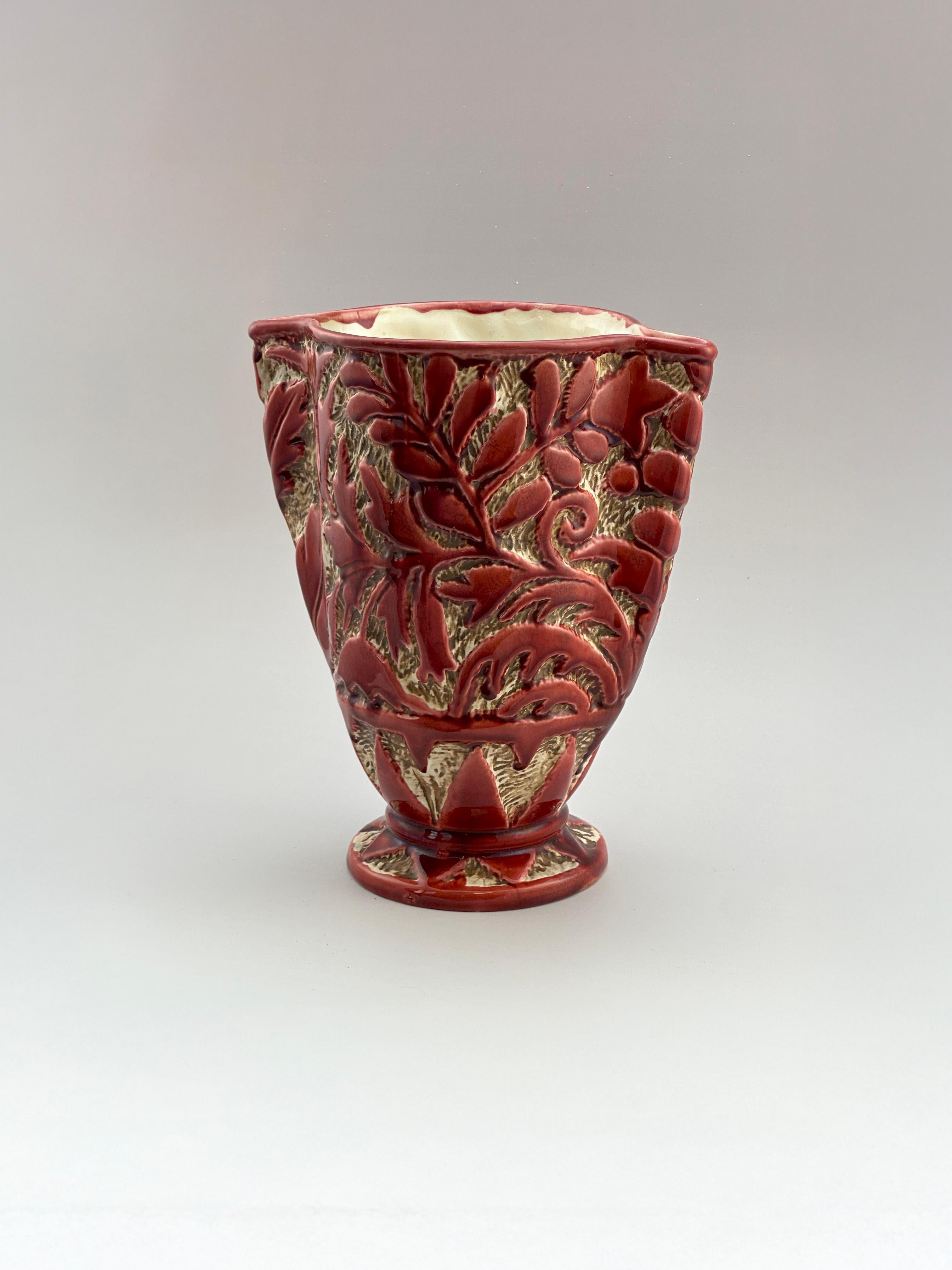 20ième siècle Vase Art déco en céramique rouge en relief, Model No 656, Angleterre, années 1930 en vente