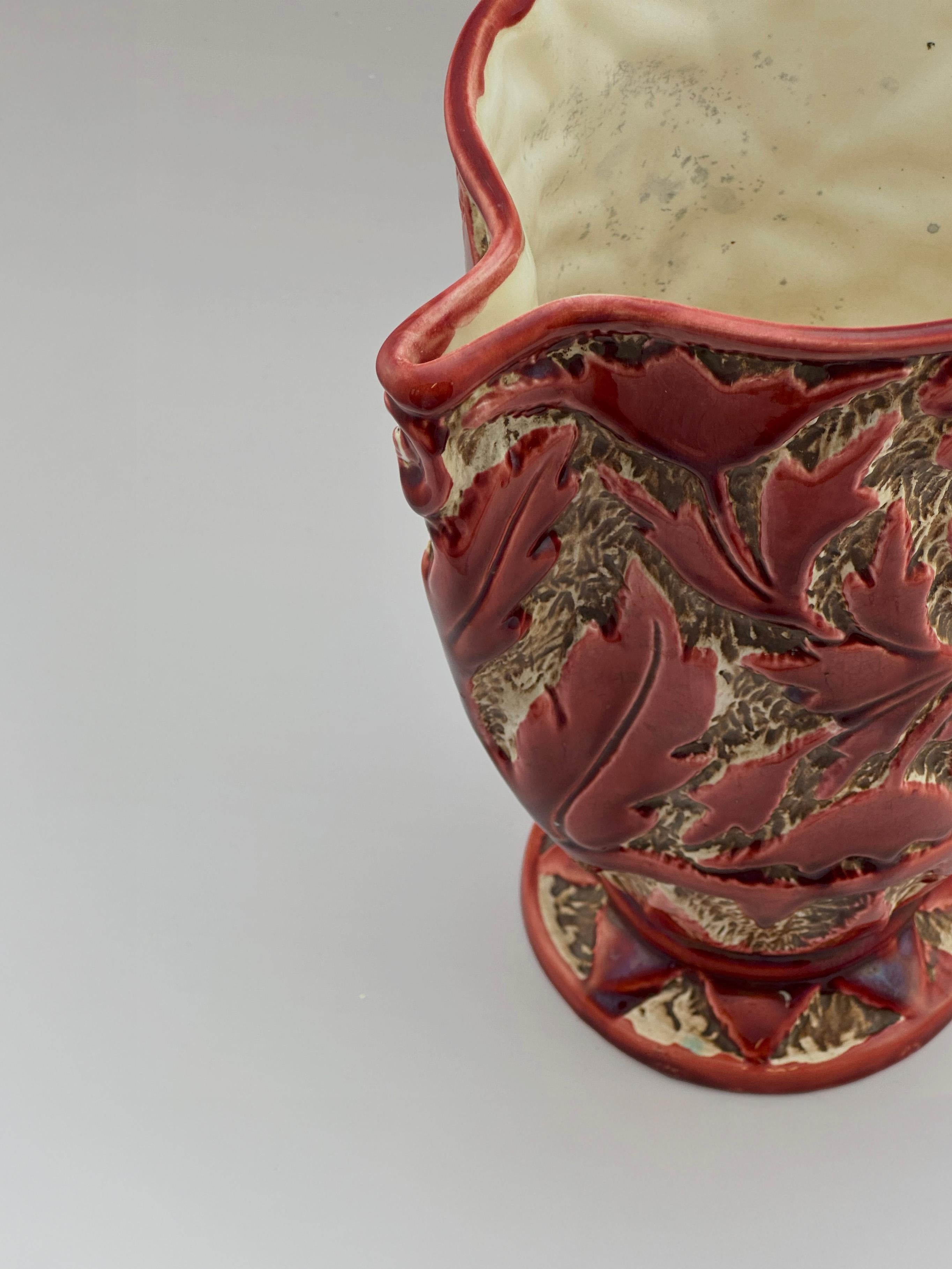 Céramique Vase Art déco en céramique rouge en relief, Model No 656, Angleterre, années 1930 en vente