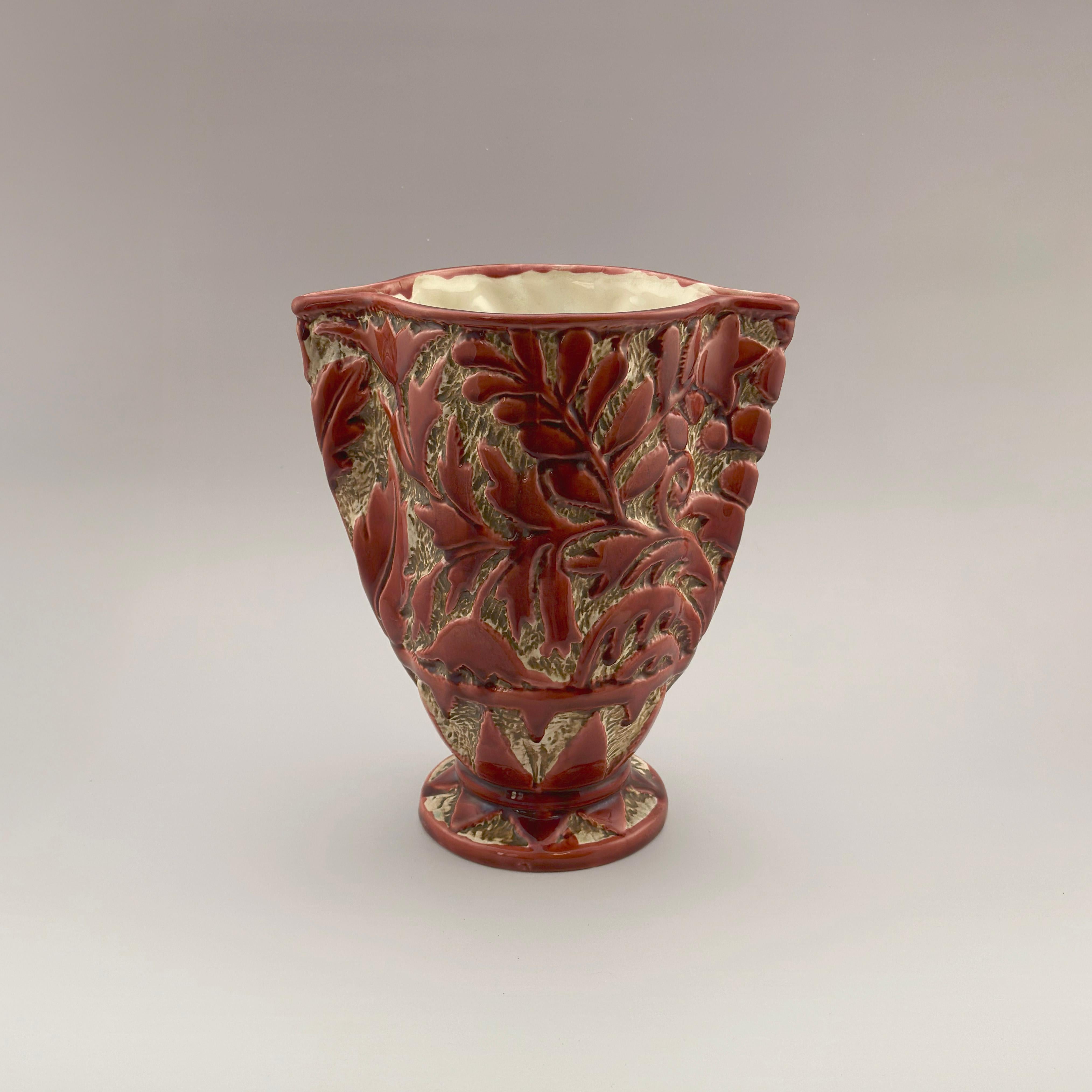 Vase Art déco en céramique rouge en relief, Model No 656, Angleterre, années 1930 en vente 1