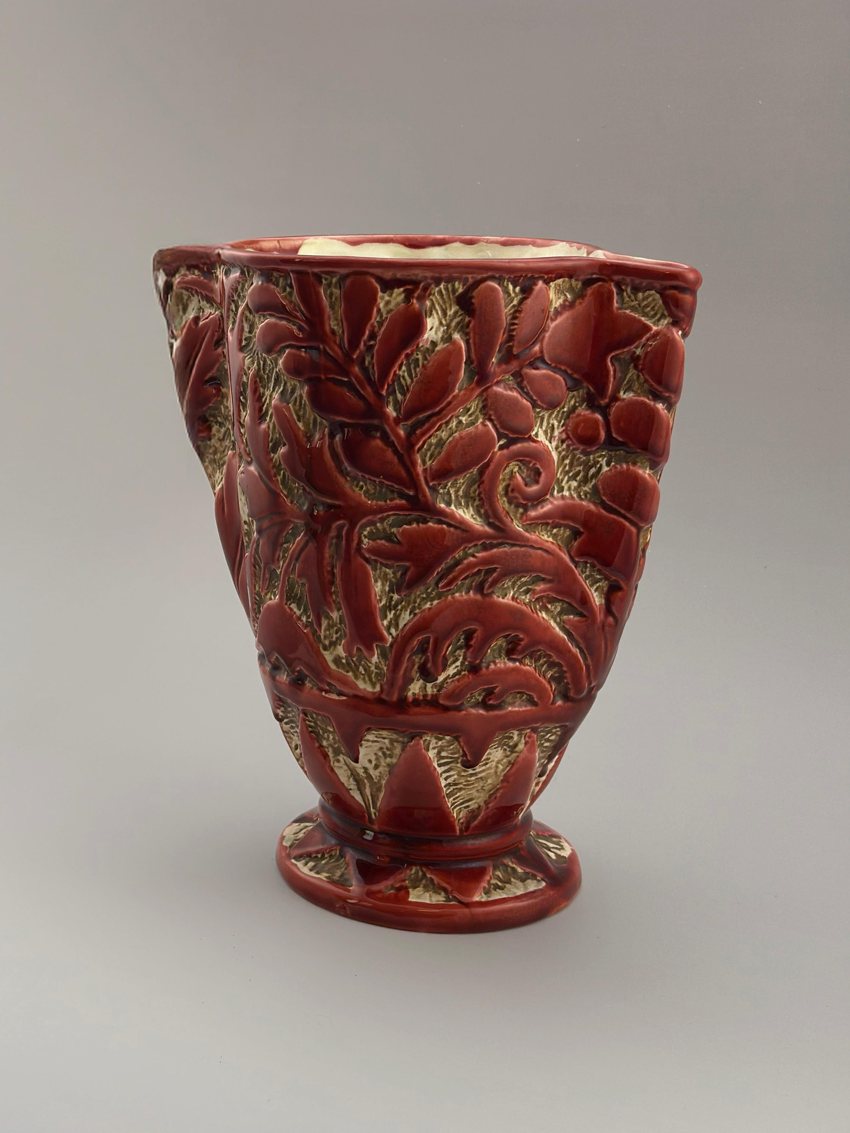 Vase Art déco en céramique rouge en relief, Model No 656, Angleterre, années 1930 en vente 2