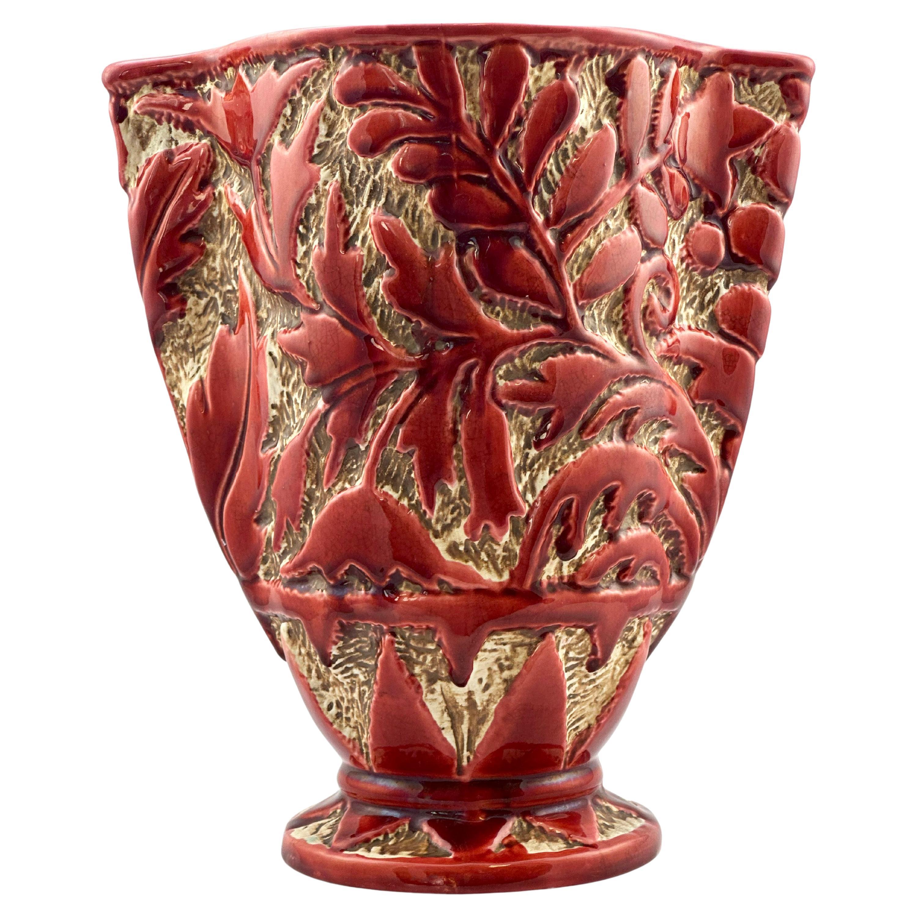 Vase Art déco en céramique rouge en relief, Model No 656, Angleterre, années 1930 en vente