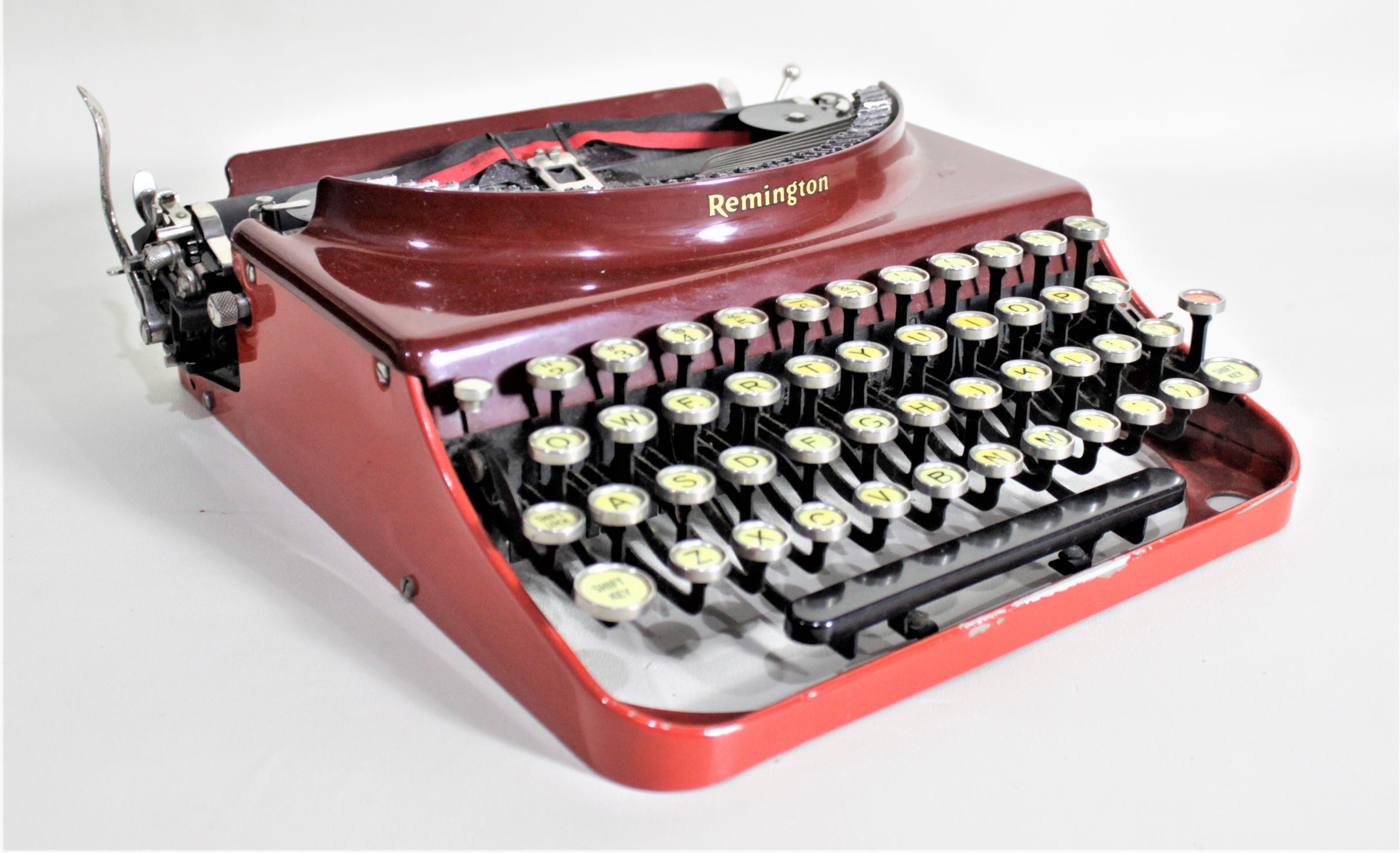 Art déco Machine à écrire portative Remington Rand No. 3 rouge Art Déco avec étui rigide