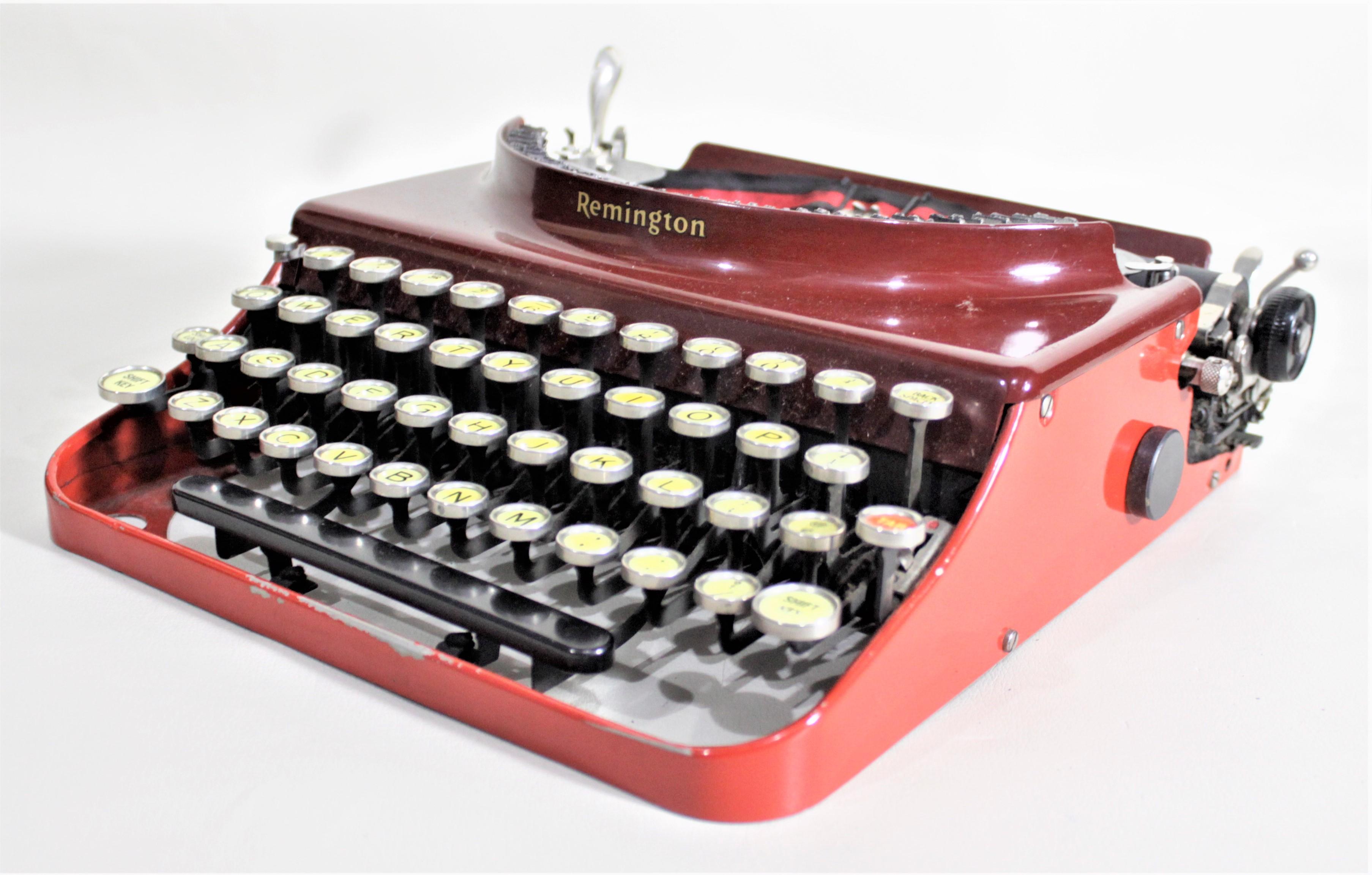 Américain Machine à écrire portative Remington Rand No. 3 rouge Art Déco avec étui rigide