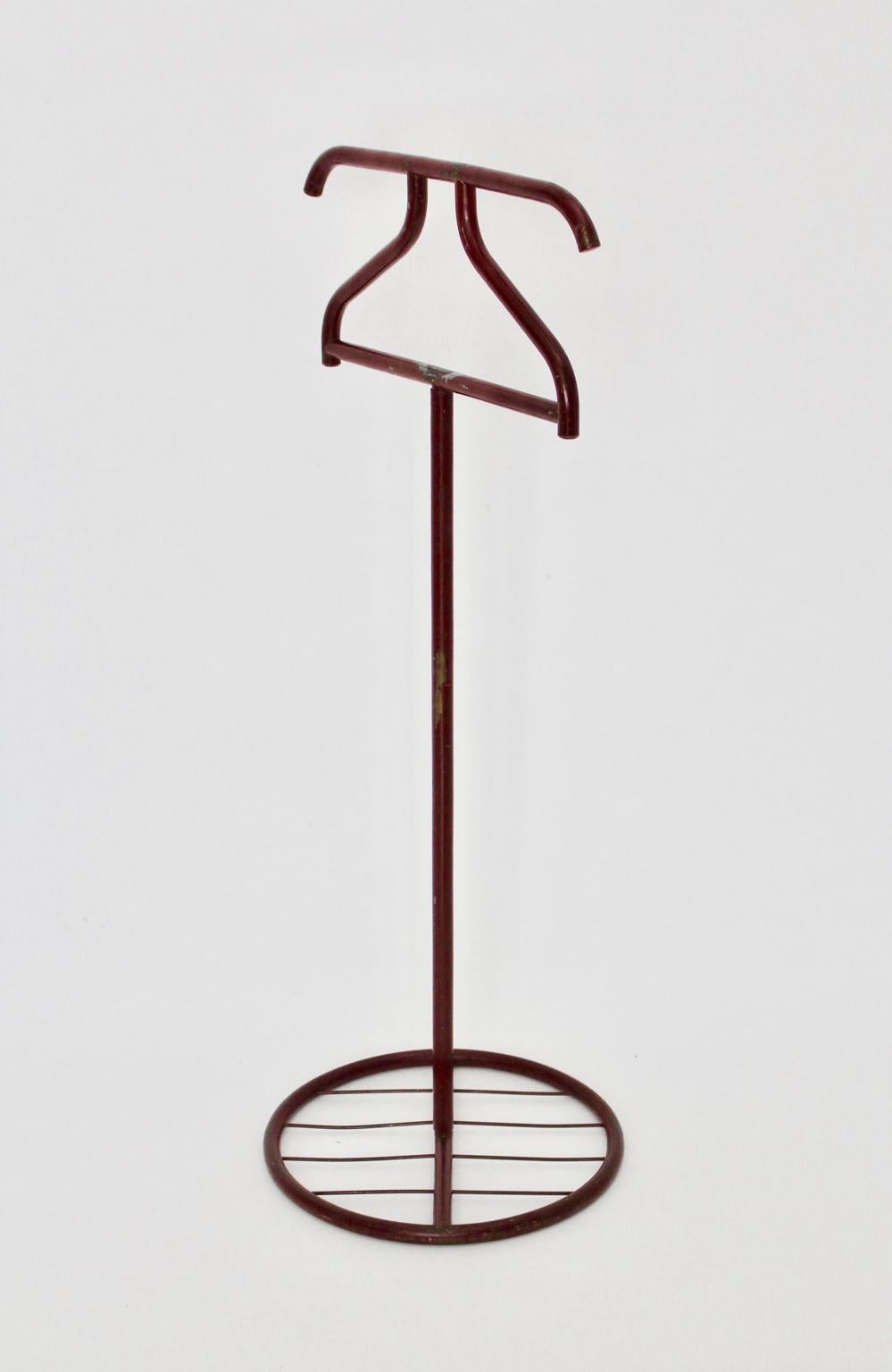 The dark red lacquered coat stand or valet by Hofmann and Augenfeld consists of tube steel and is easy to disassemble in three parts.
The both architects Felix Augenfeld and Karl Hofmann worked together in the 1920s and 1930s and furnished for the