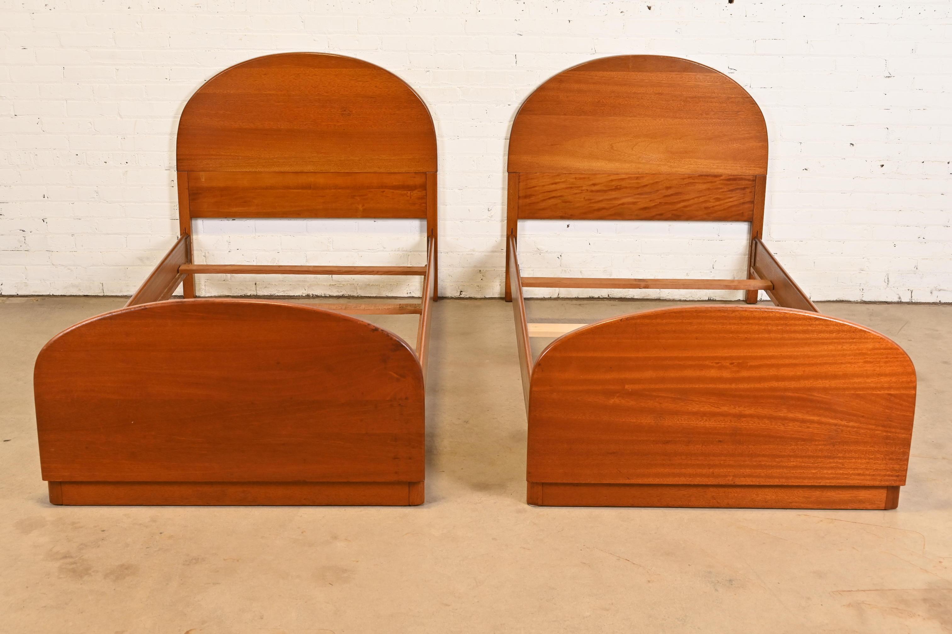 Una coppia elegante e raffinata di letti gemelli in legno di sequoia in stile Art Deco o Mid-Century Modern

Di Brooks Furniture Co.

USA, circa anni '40

Ogni letto misura: 41,5