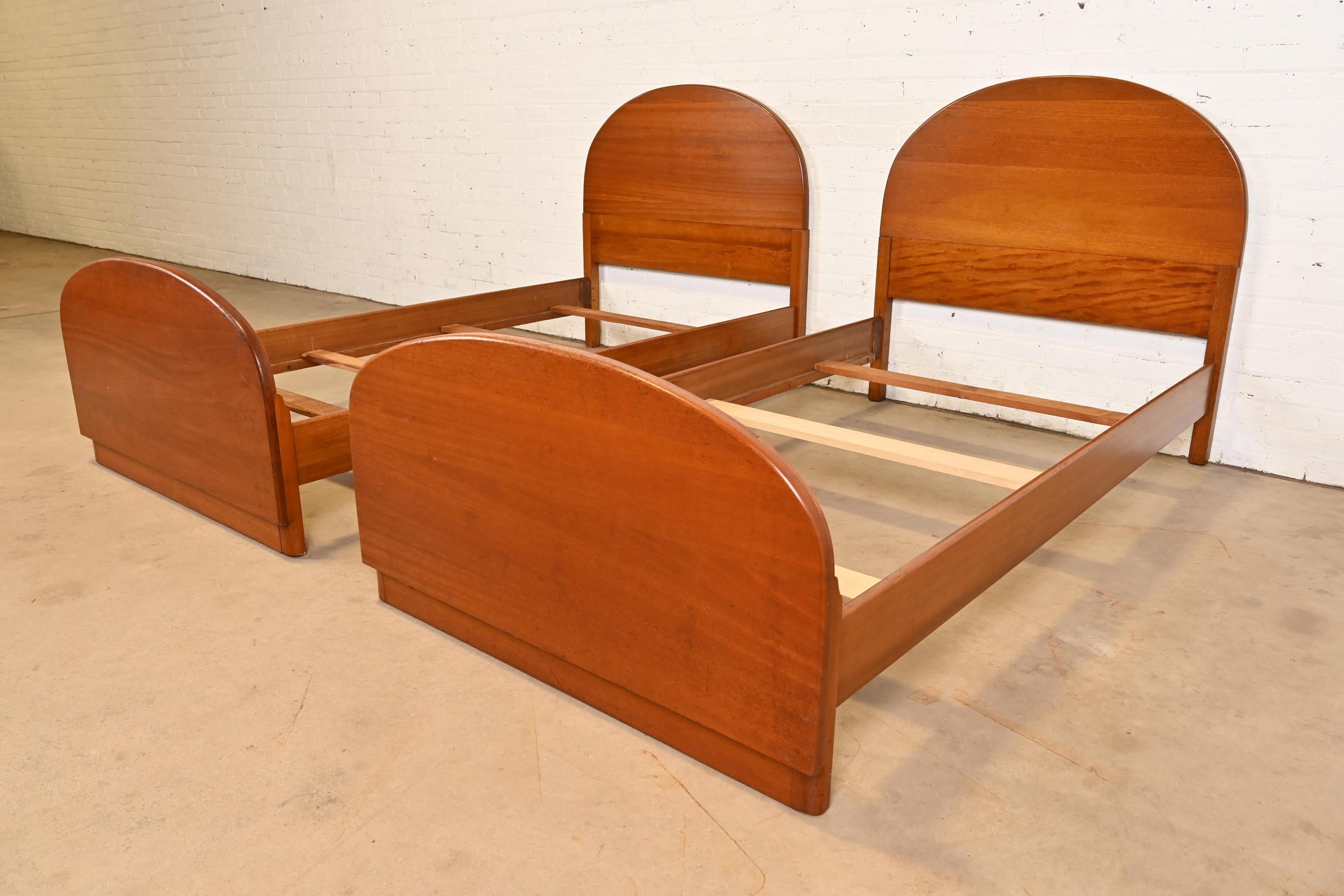 Americano Letto matrimoniale in legno rosso Art Deco di Brooks Furniture Co. in vendita