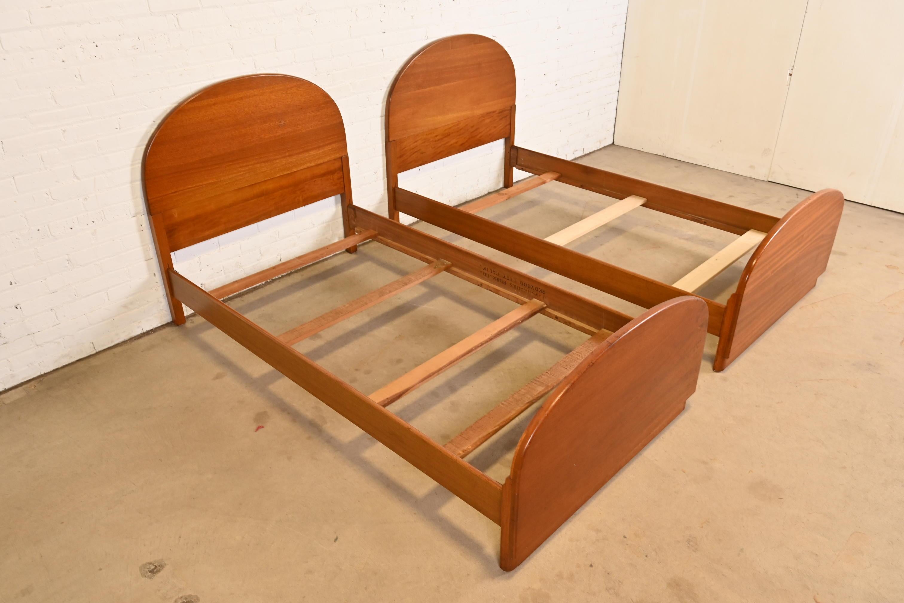 Letto matrimoniale in legno rosso Art Deco di Brooks Furniture Co. In condizioni buone in vendita a South Bend, IN