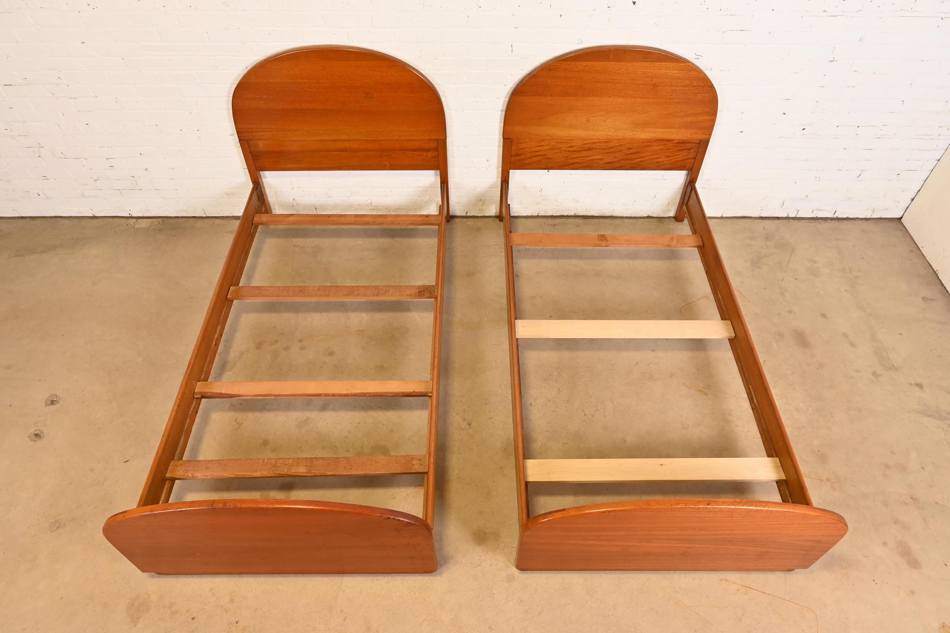 Metà XX secolo Letto matrimoniale in legno rosso Art Deco di Brooks Furniture Co. in vendita