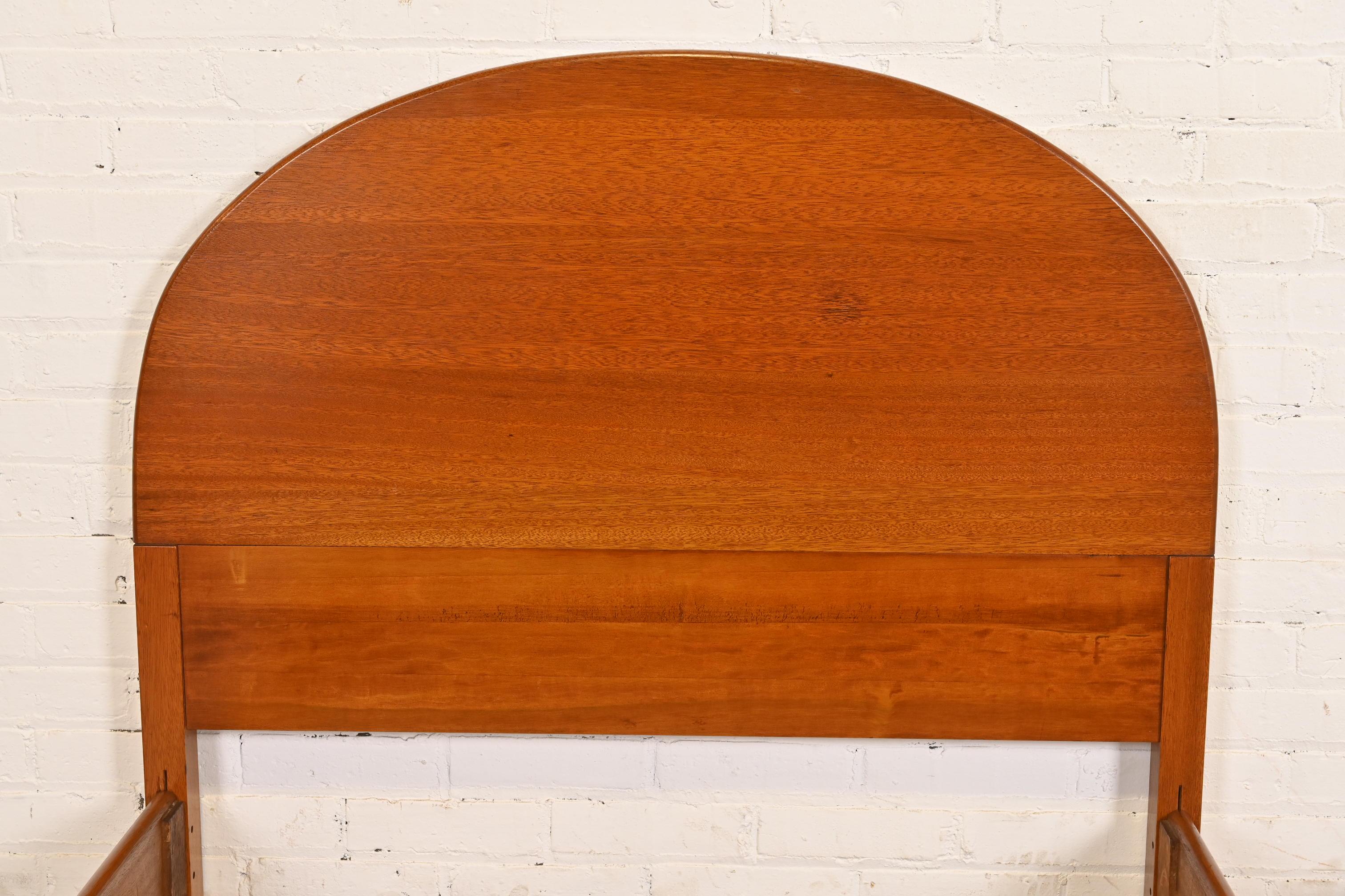 Legno Letto matrimoniale in legno rosso Art Deco di Brooks Furniture Co. in vendita