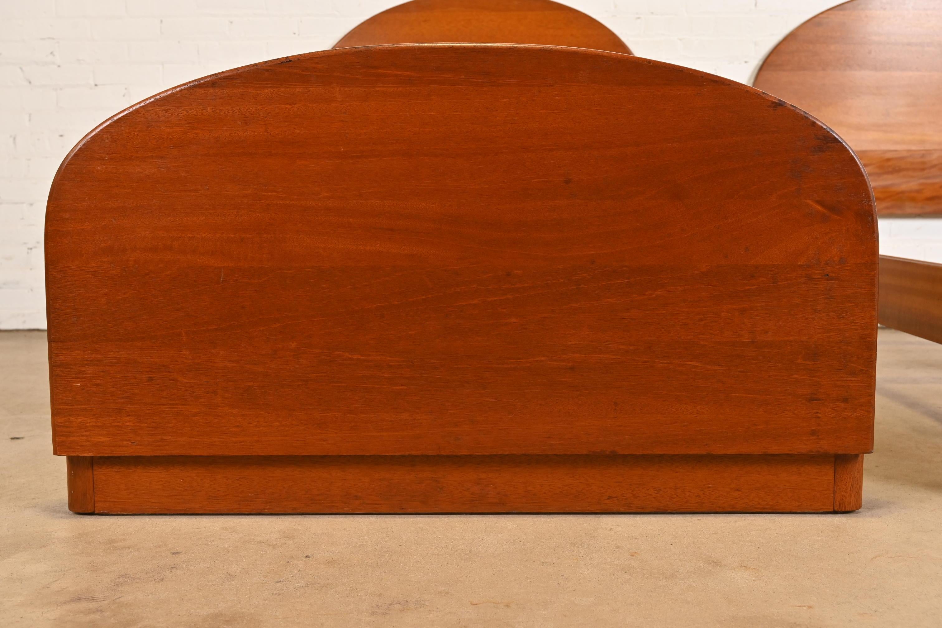 Letto matrimoniale in legno rosso Art Deco di Brooks Furniture Co. in vendita 1